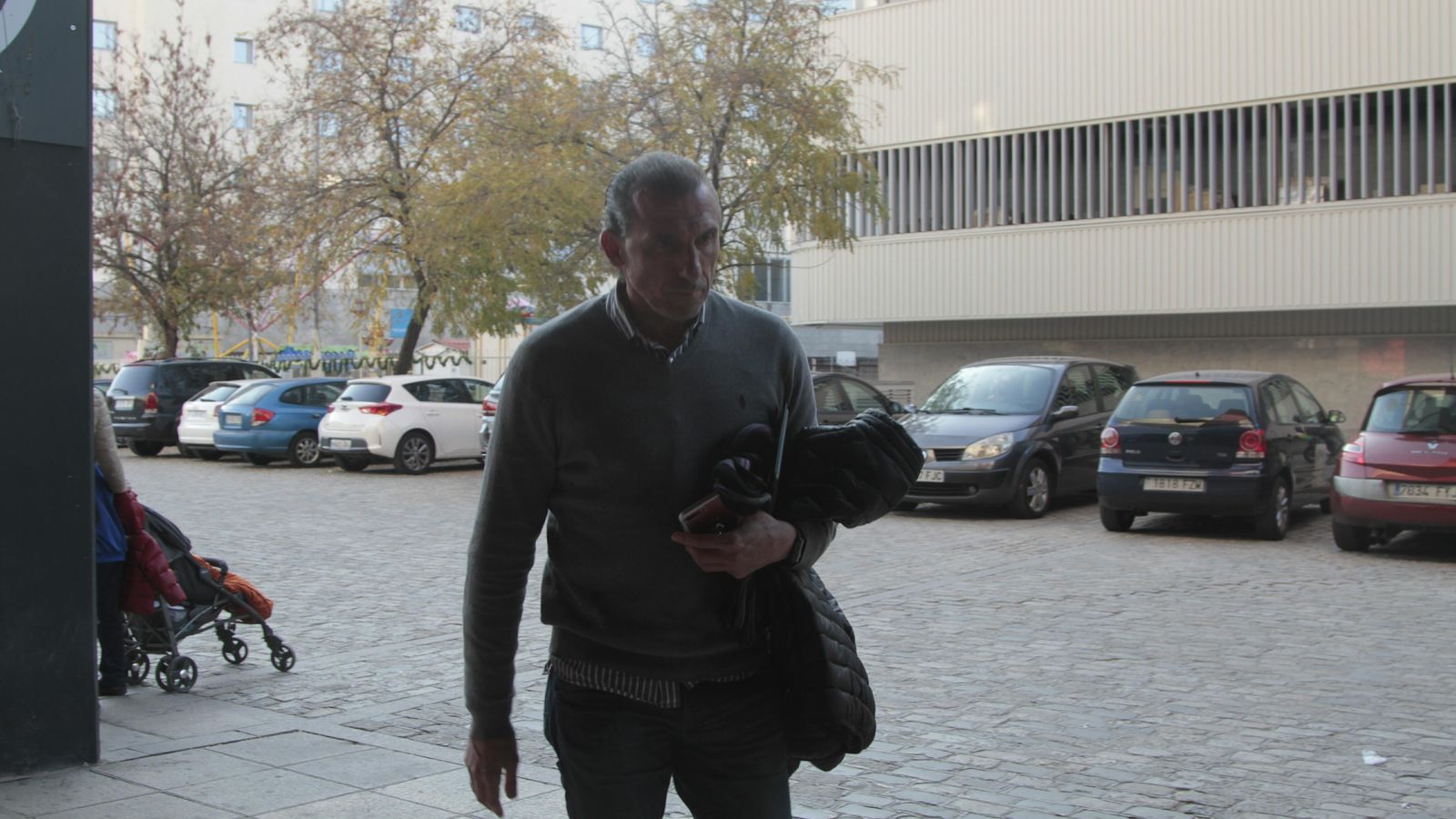 Óscar Arias, con rostro serio, llega al estadio
