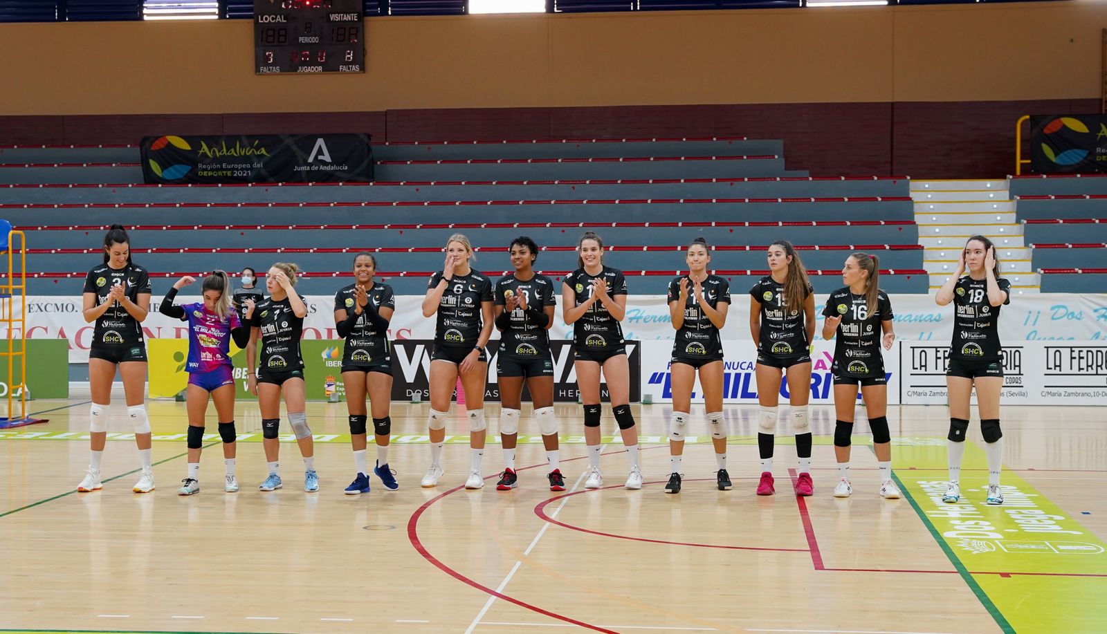 Las jugadoras del Cajasol Voley, antes de iniciar uno de los partidos de esta temporada.