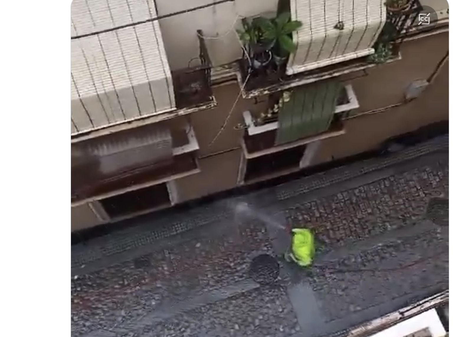 Baldeando mientras llueve