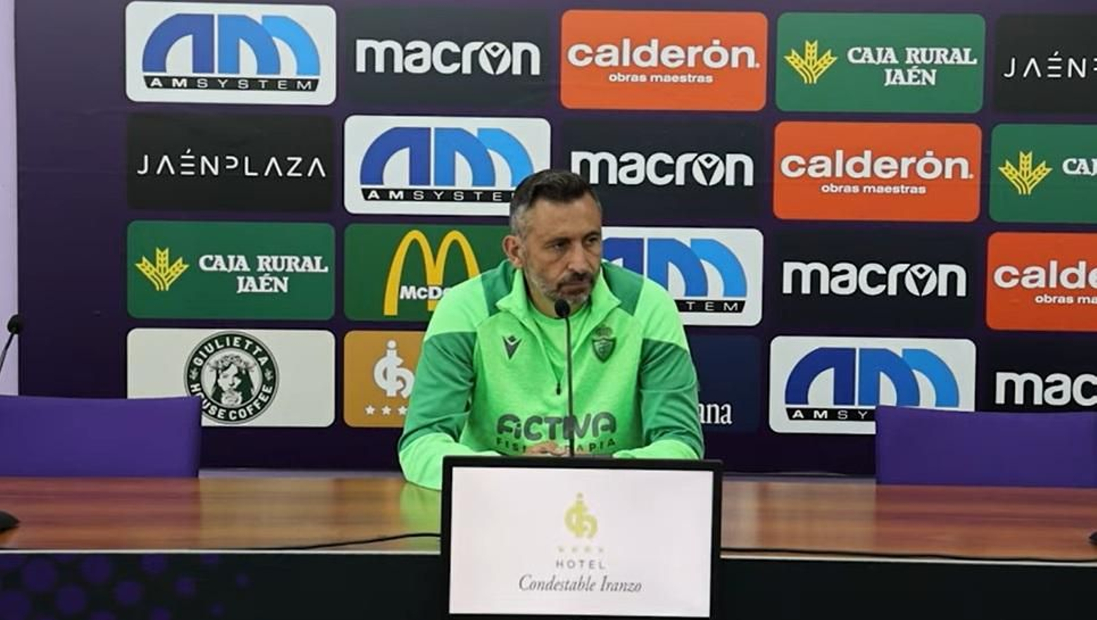 Manolo Herrero atiende a los medios en la de prensa previa al partido de ida del play off de ascenso. Manolo Herrero atiende a los medios en la de prensa previa al partido de ida del play off de ascenso.