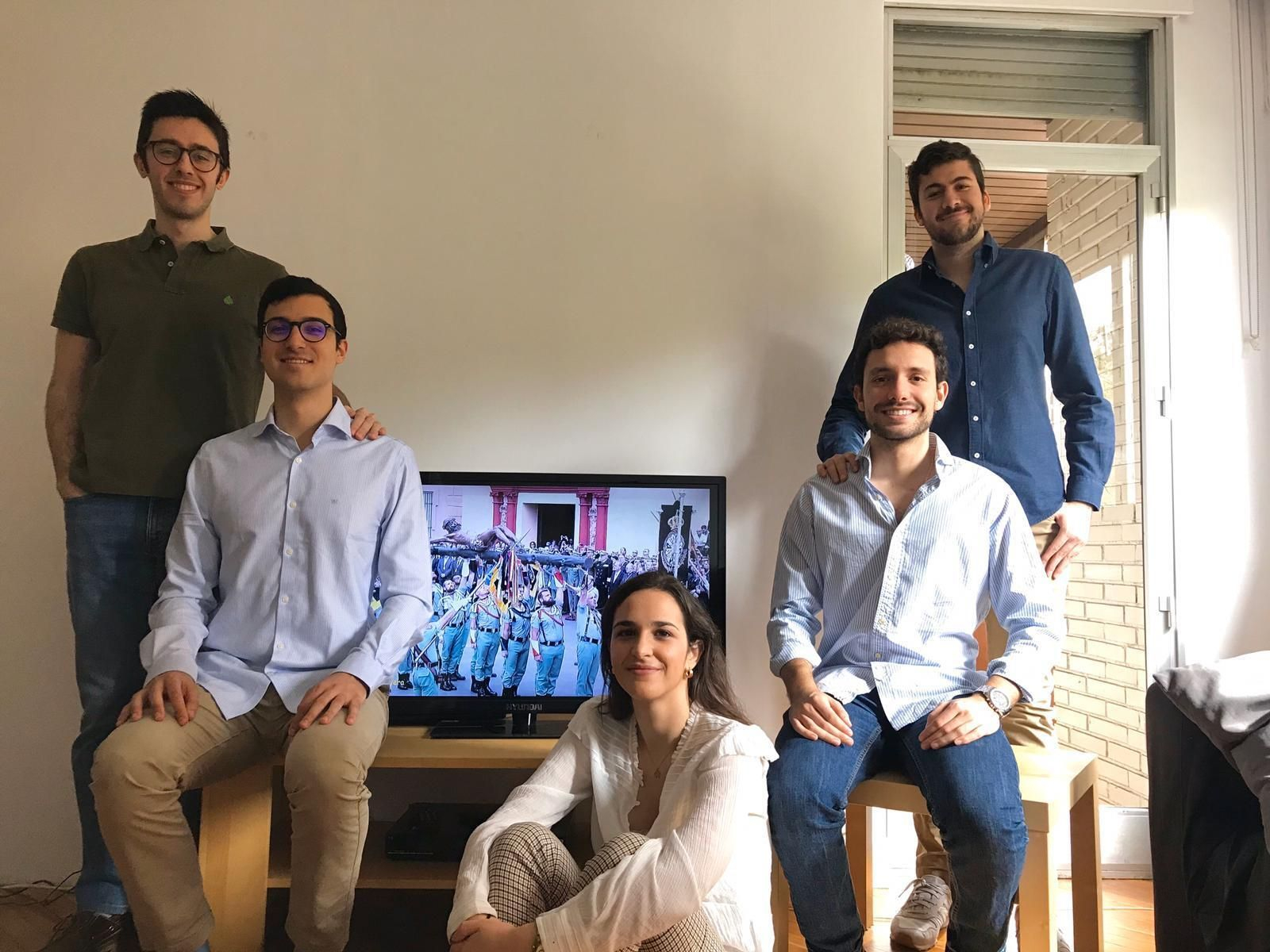 Carlos Gómez-Pazos, Adrián Álamos, Elena Merino, Antonio Mendez y Arturo Higueras ven por televisión el traslado del Cristo de la Buena Muerte