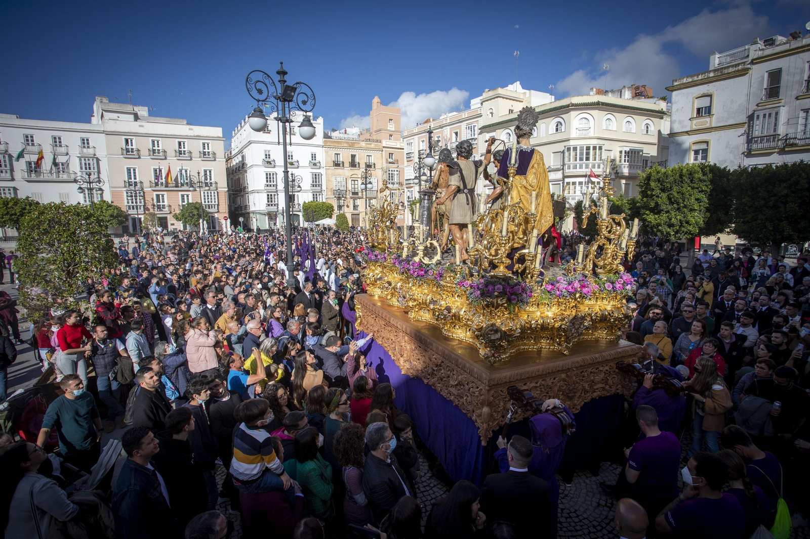 Las imágenes de la cofradía de Columna en la Semana Santa de Cádiz 2022