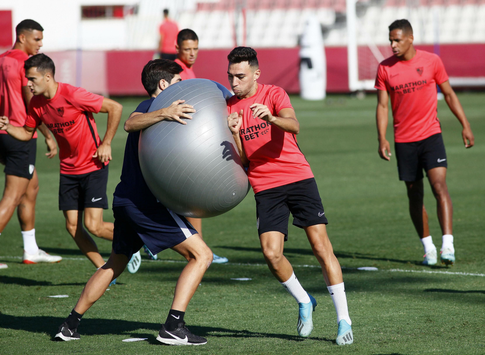 Munir, en plenos ejercicios físicos en la sesión previa al partido de hoy.
