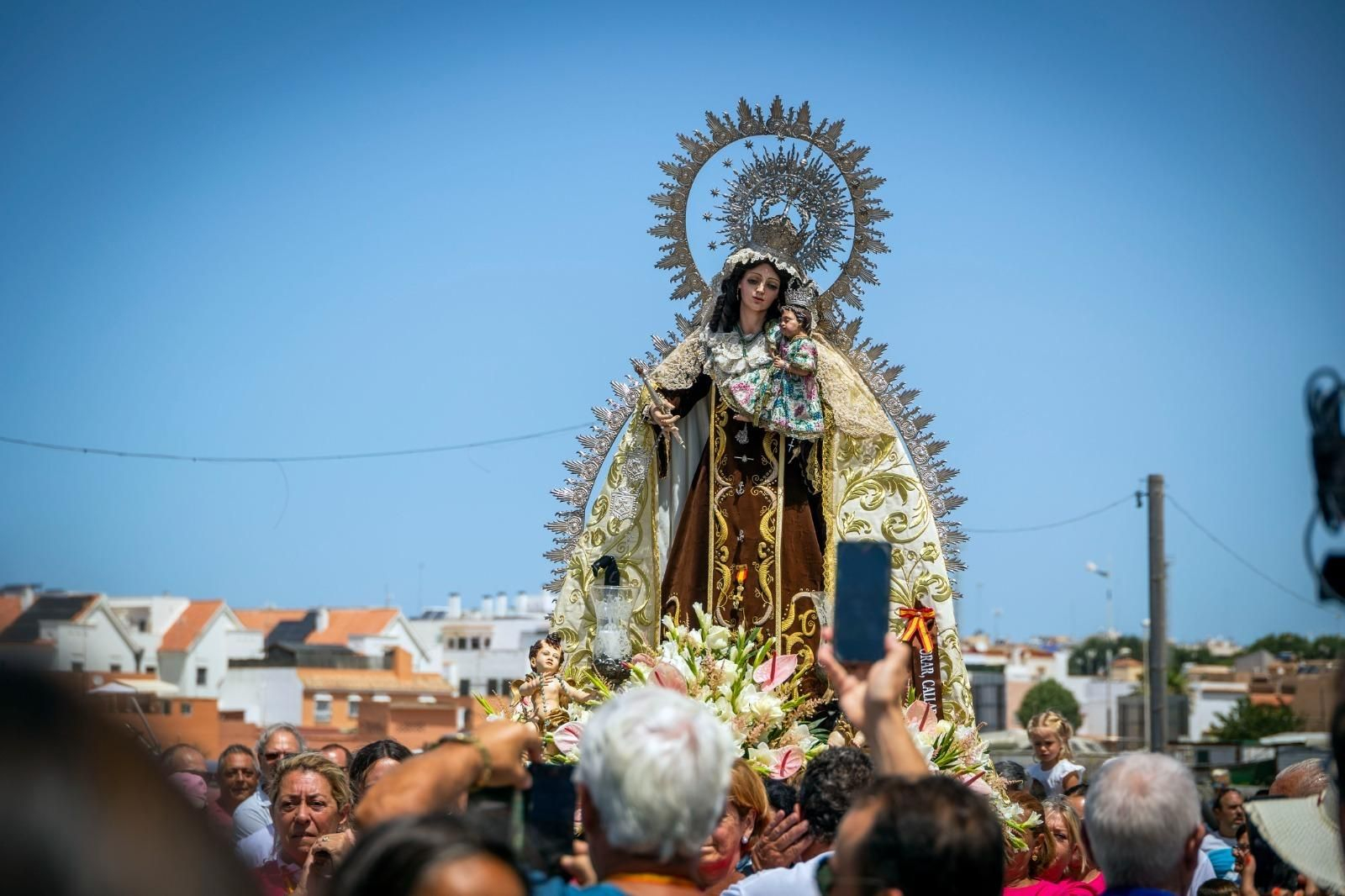 Las imágenes de la procesión marítima de la Virgen del Carmen de Gallineras en San Fernando