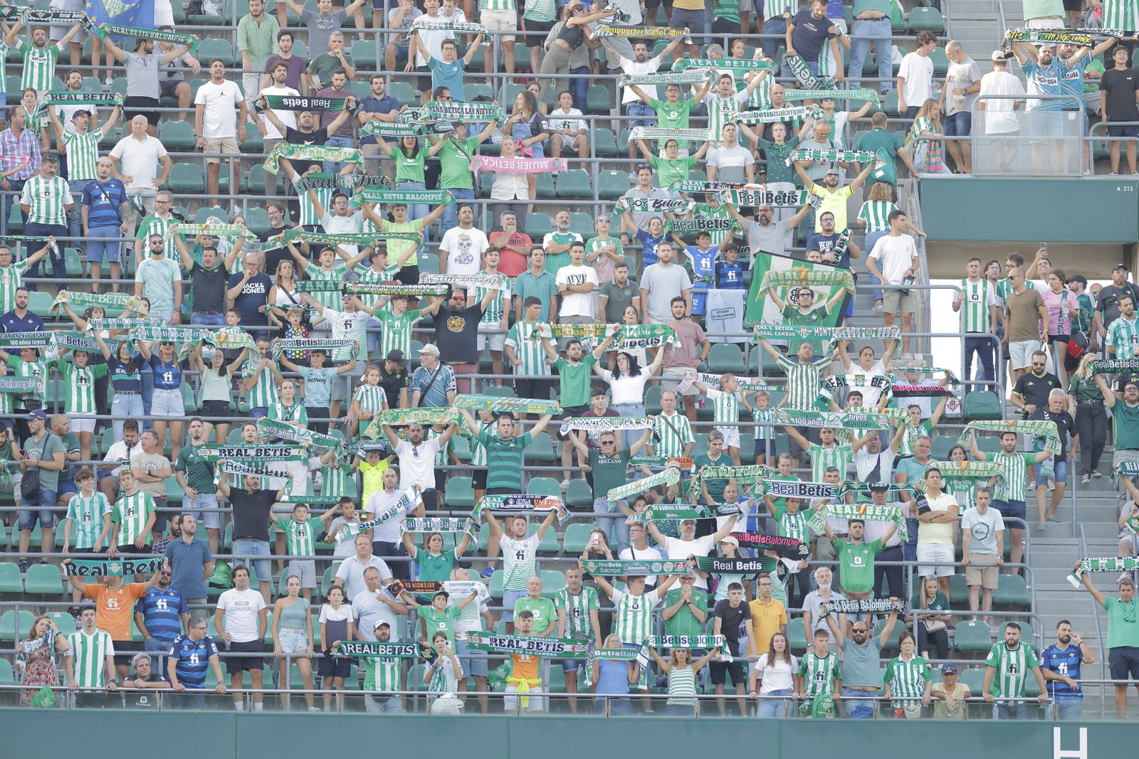 Búscate en la fotos del Betis-Sparta