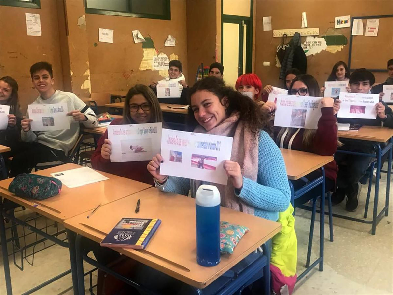 Los alumnos del IES Sebastián Fernández de Cartaya, con los carteles del proyecto ‘Almudena Cid: Our Cid campeadora’.