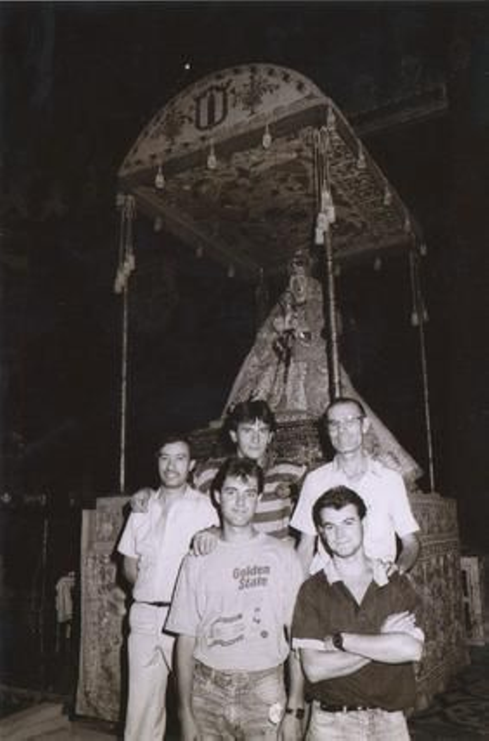 La saga de los ramitoS. Casi cien años lleva la familia Ramos exornando el paso de la Virgen de los Reyes. En la imagen aparece el popular Ramitos con sus hijos José y Manuel y los ayudantes Hilario y Francisco en una noche de víspera de la procesión de los años 70.

Foto: Jesus Martin Cartaya