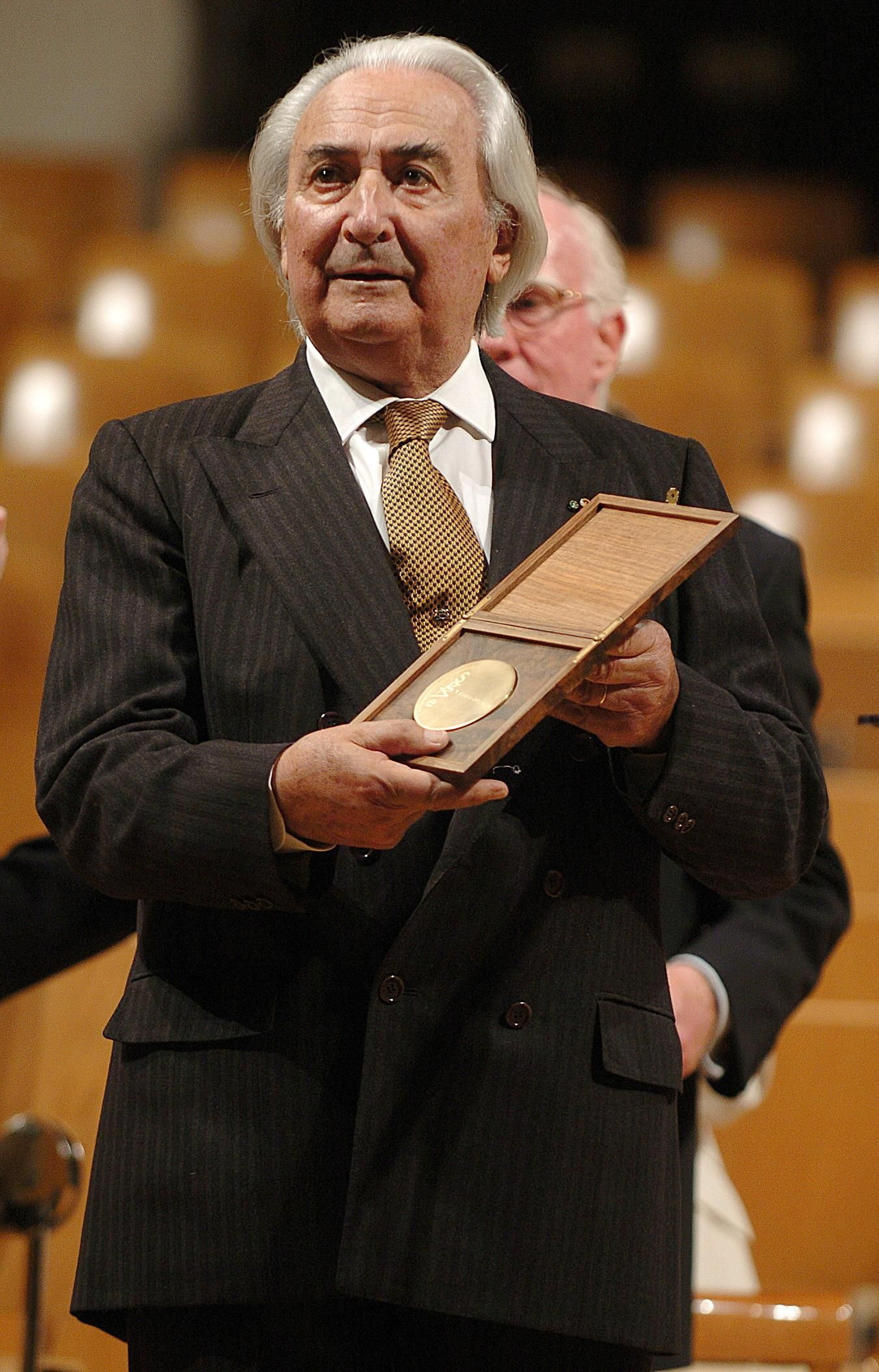 Odón Alonso (1925-2011), con la Medalla de Honor de la SGAE que recibió en 2004.