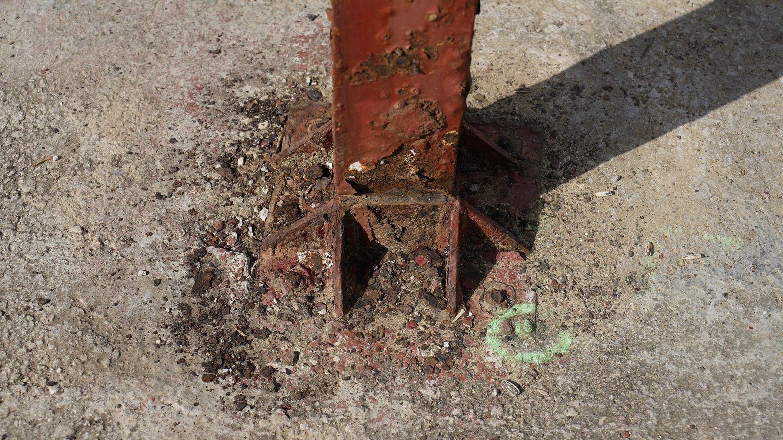 Estado actual del puente sobre el río Pícaro, que sufre el descalce en una de sus zapatas y el hundimiento de uno de sus pilares. Estado actual del puente sobre el río Pícaro, que sufre el descalce en una de sus zapatas y el hundimiento de uno de sus pilares.