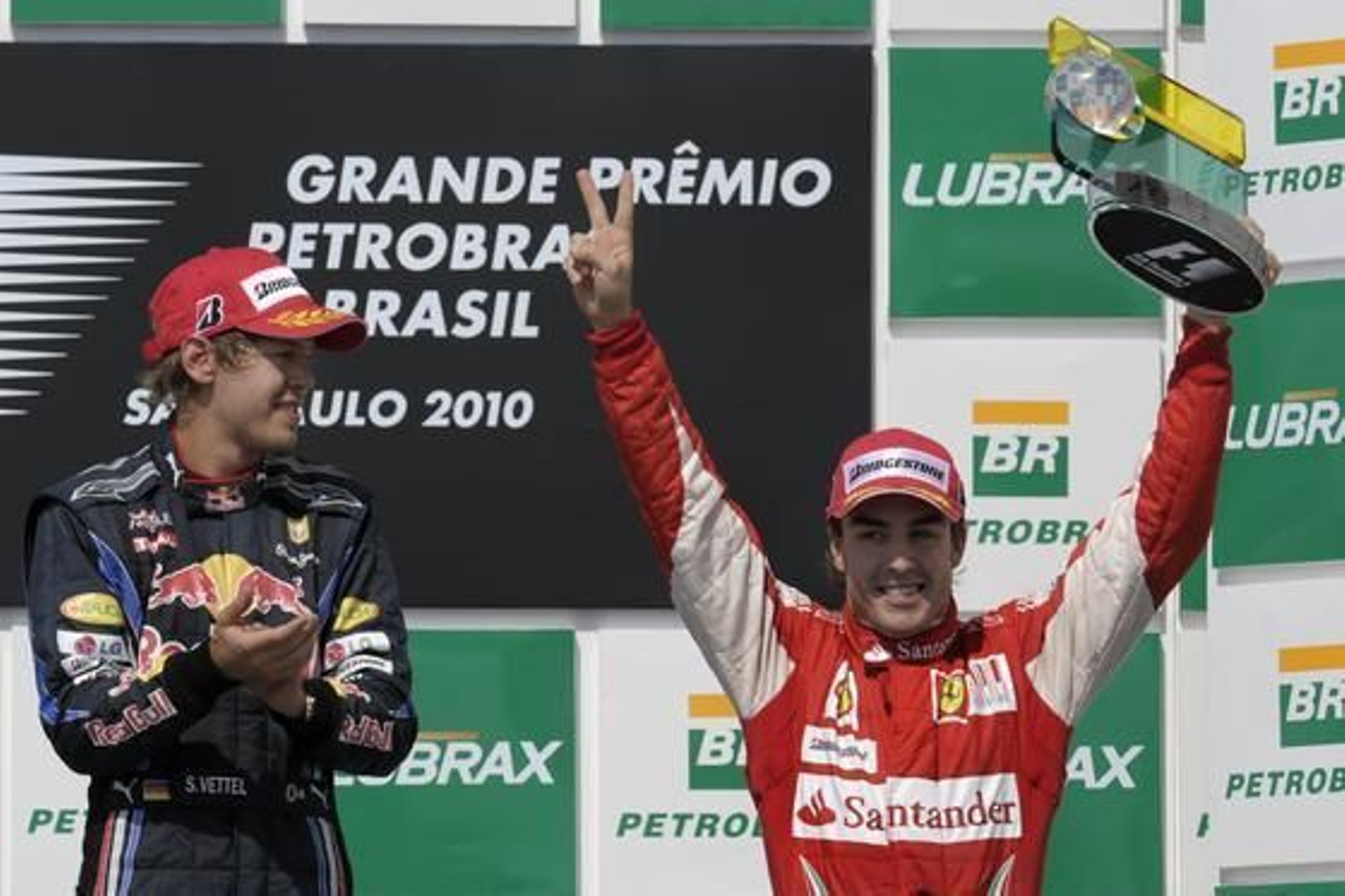 Vettel gana en Interlagos por delante de Webber y Alonso. / AFP