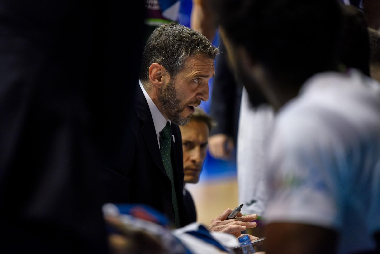 Ibon Navarro da indicaciones en un tiempo muerto.