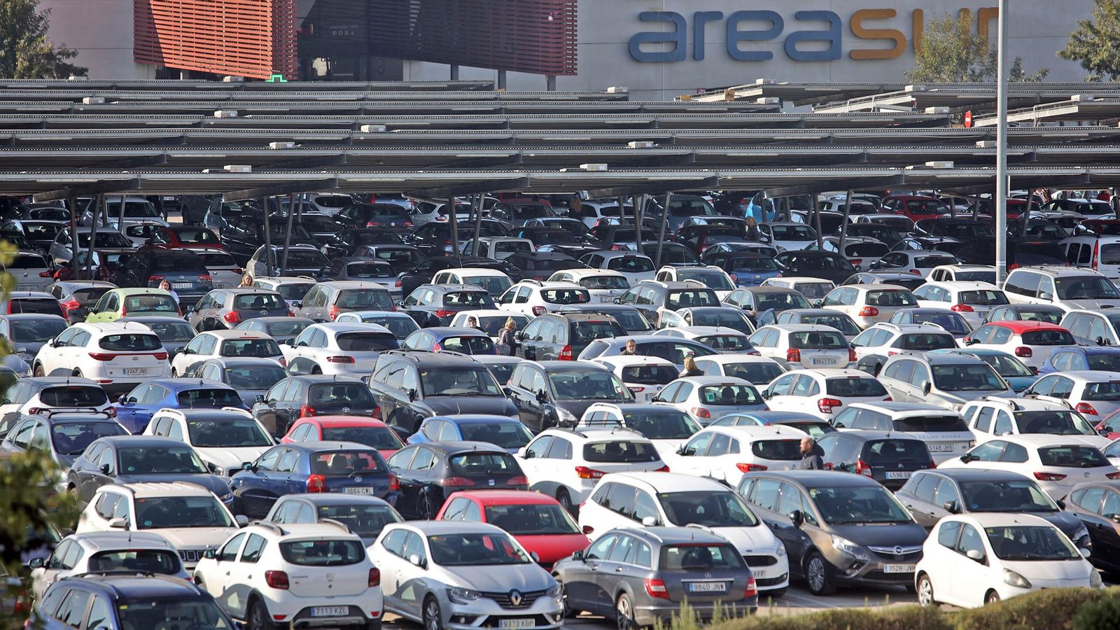 Aspecto de uno de los aparcamientos de Área Sur durante un fin de semana de rebajas.