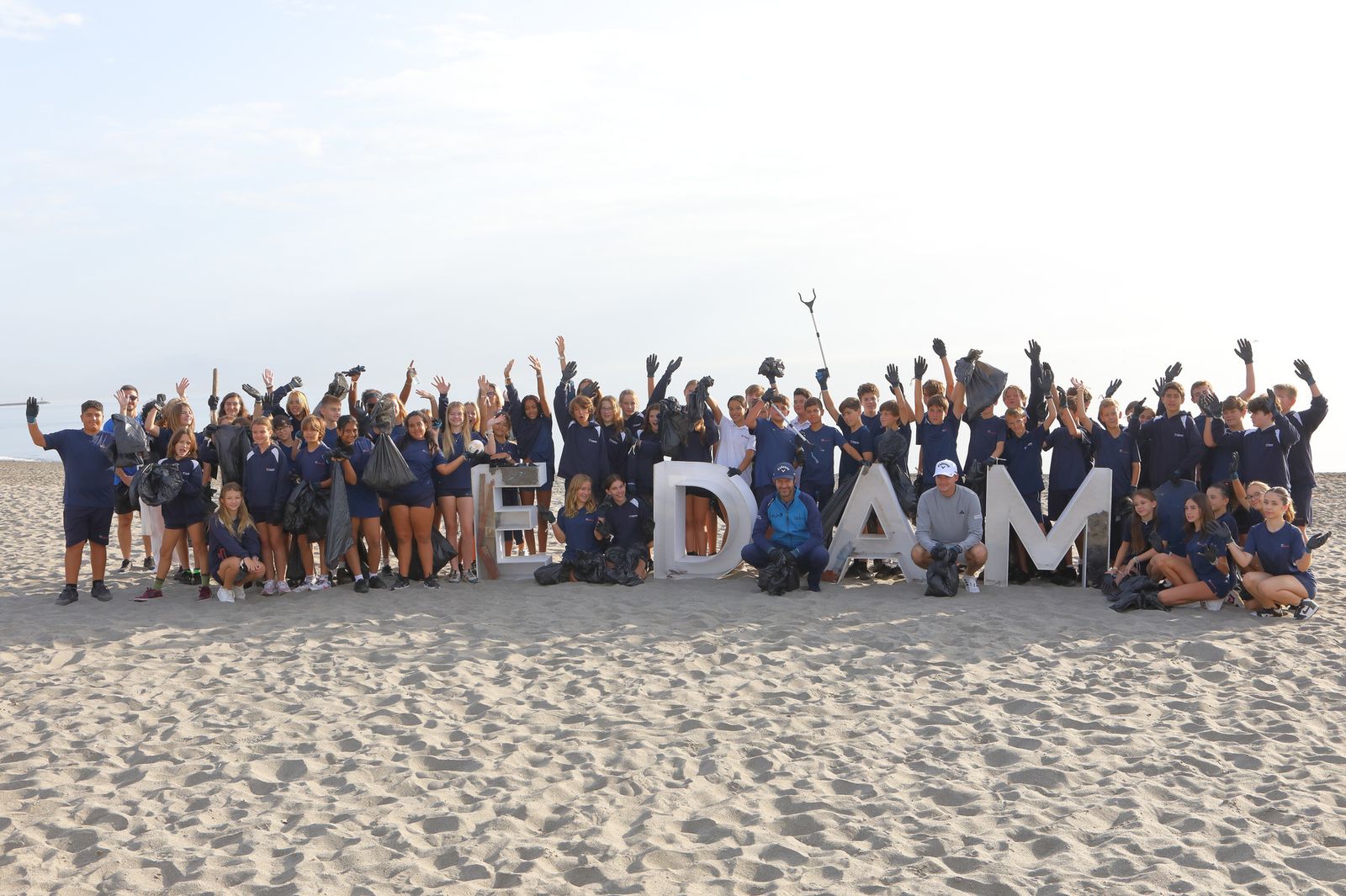 Participantes en la limpieza de la playa, con Rasmus Højgaard y Jorge Campillo