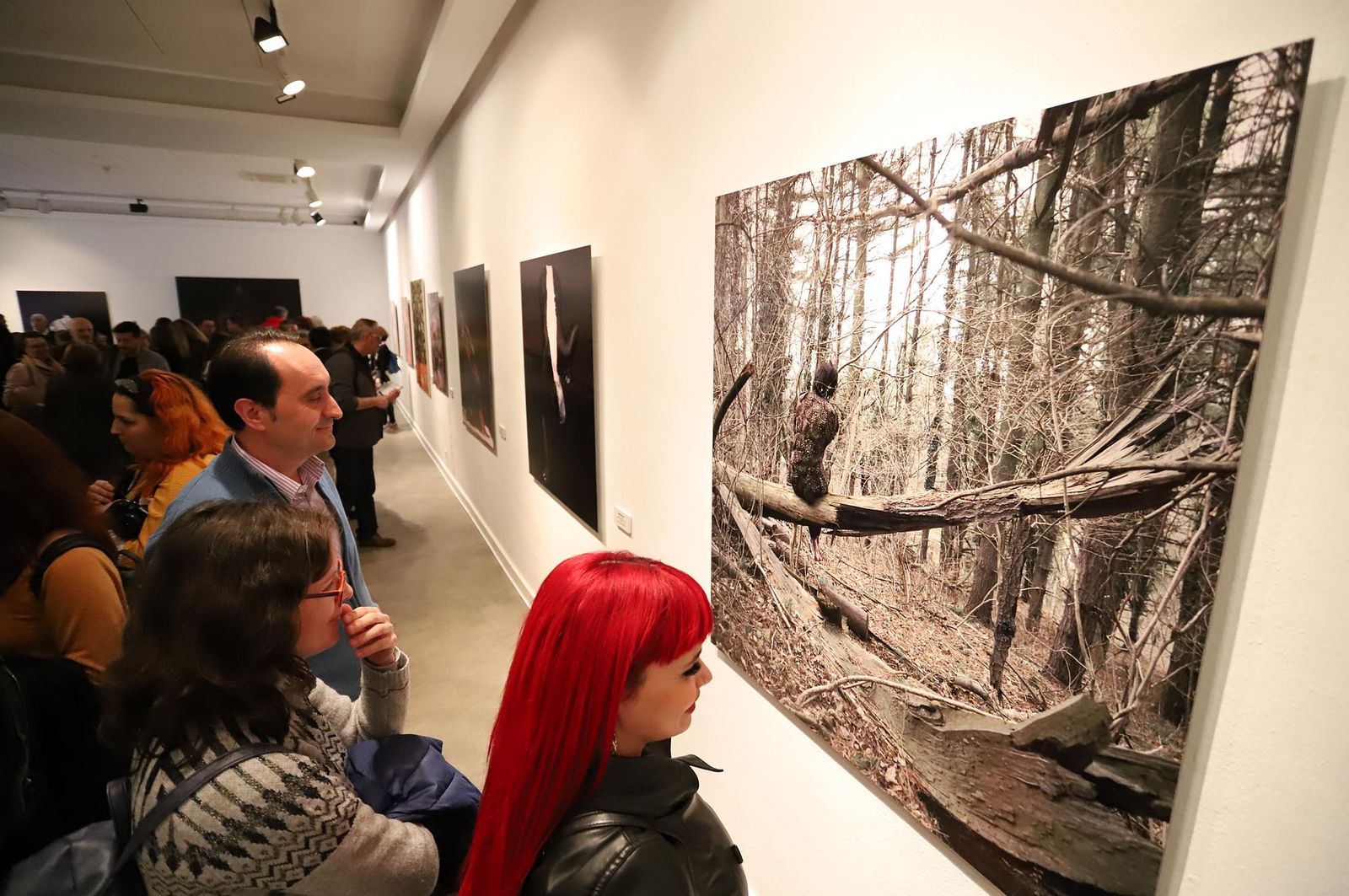 Imágenes de la exposición de Latitudes "Fotoperformances" de Cecilia Paredes