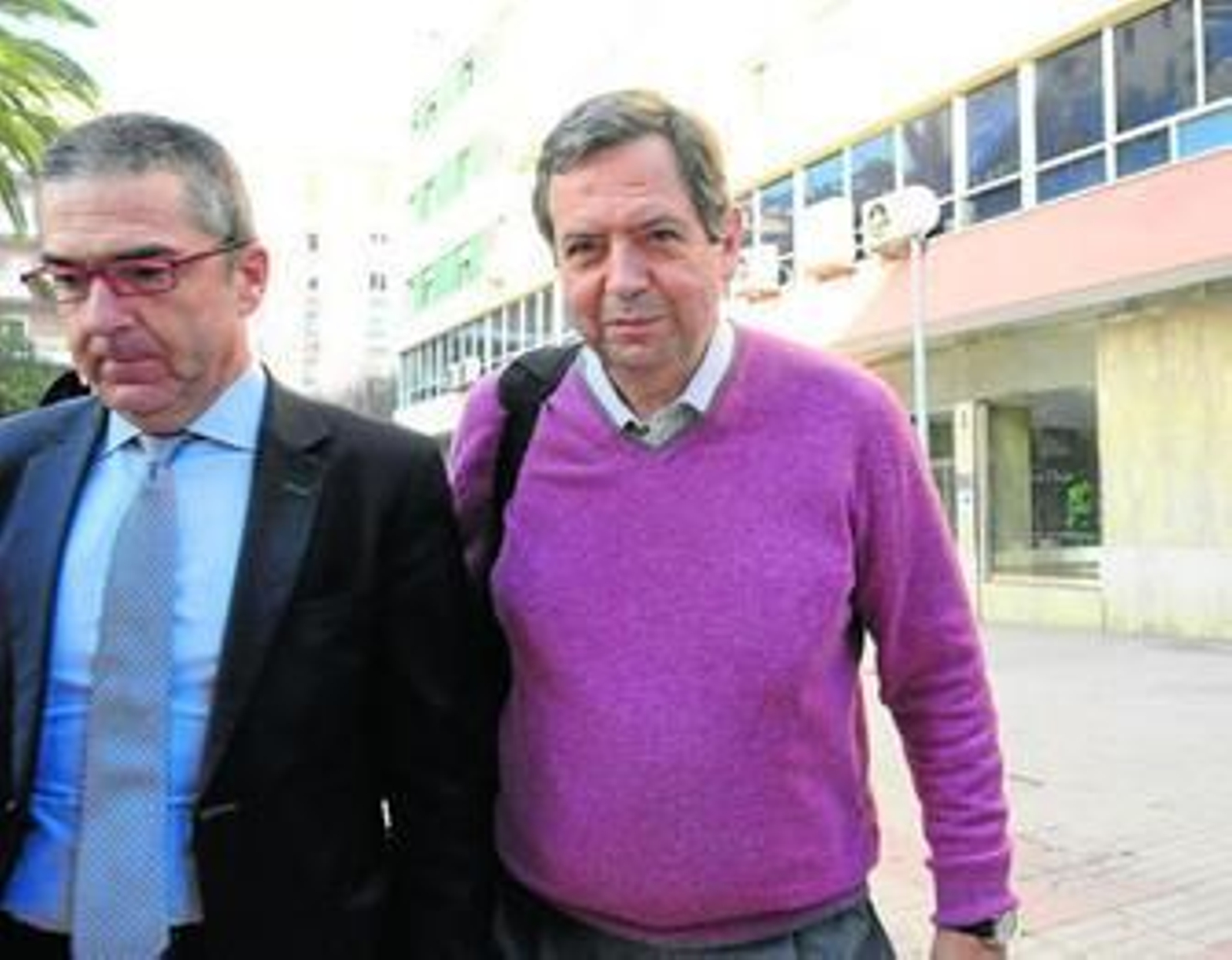 El abogado Felipe Meléndez, a la izquierda, con su cliente Miguel Osuna a su llegada a los juzgados.