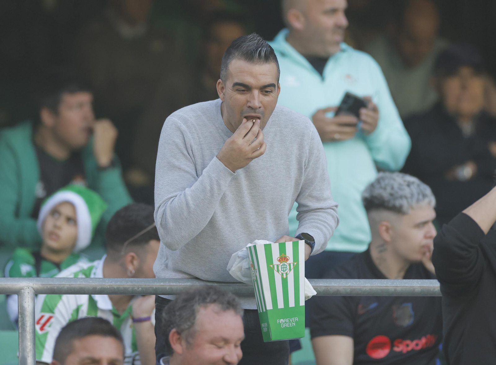 Búscate en las fotos del Betis - Barcelona