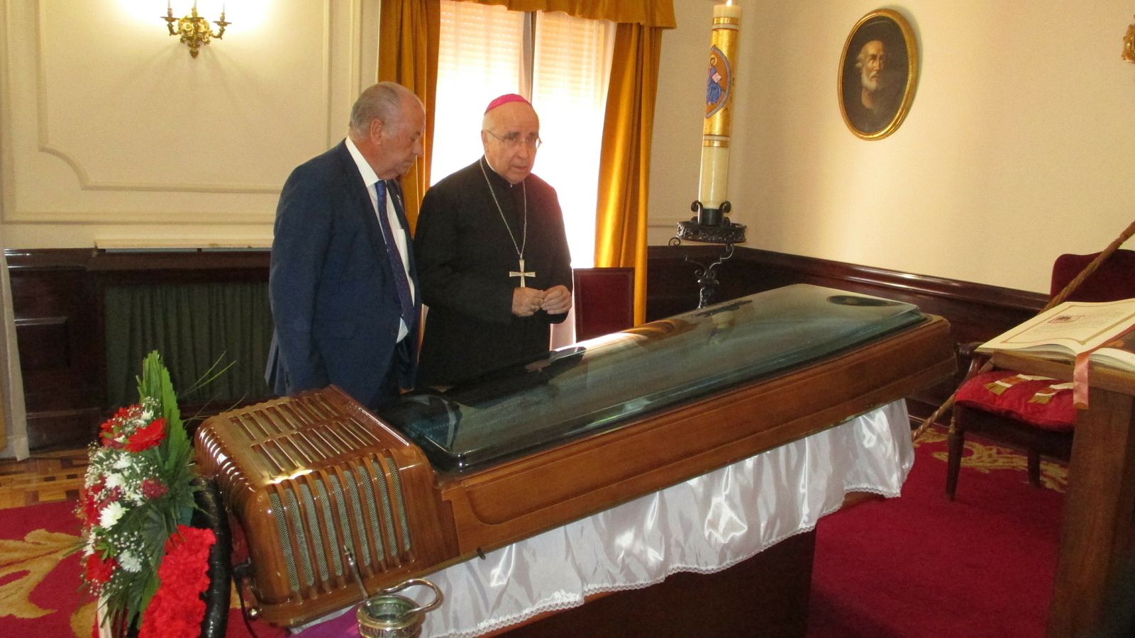 Antonio González junto a José Vilaplana ante los restos del obispo emérito.