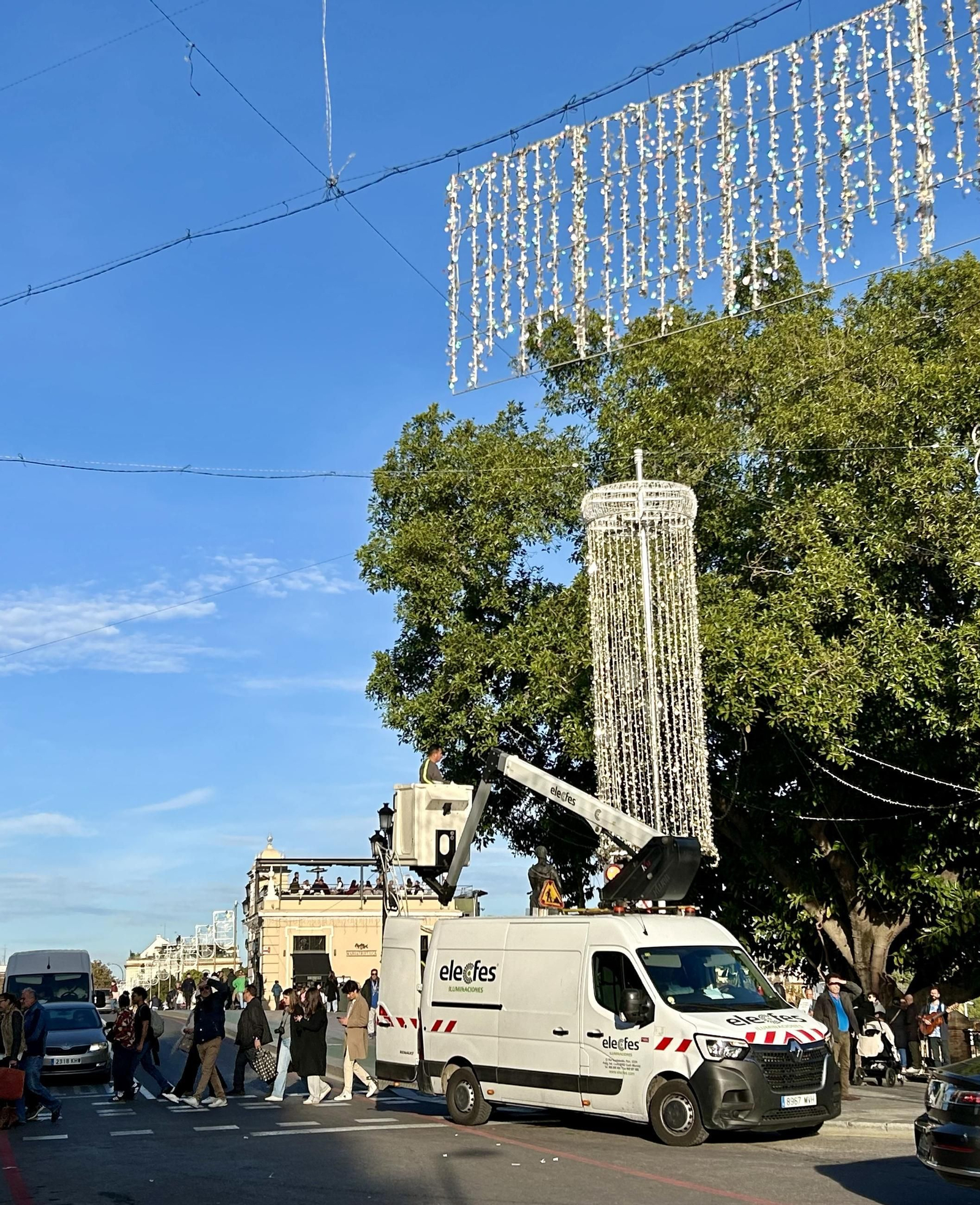 Desmontaje de las luces del Altozano por segunda vez