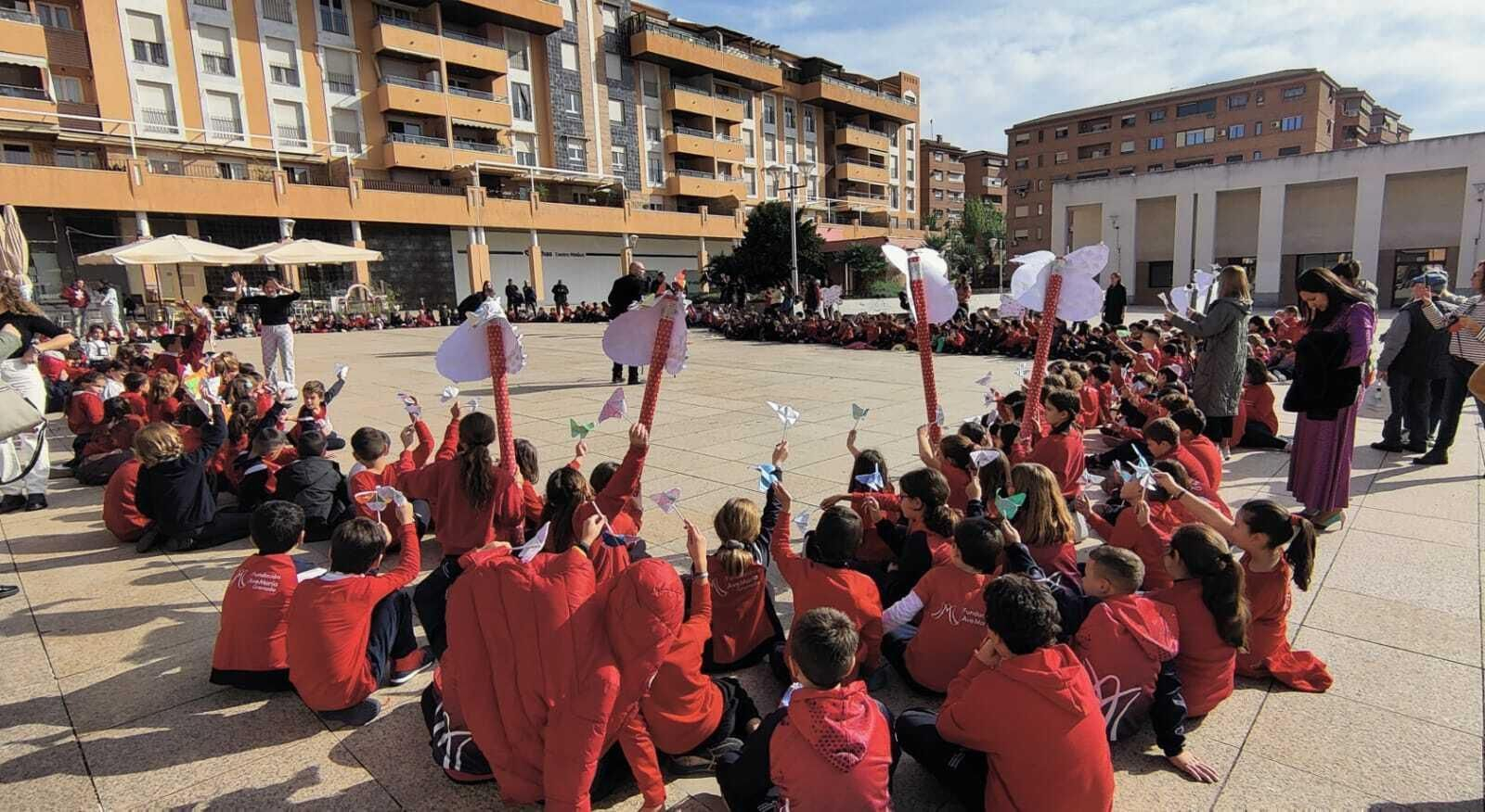 Cientos de escolares de Granada salen a la calle contra la violencia de género Cientos de escolares de Granada salen a la calle contra la violencia de género