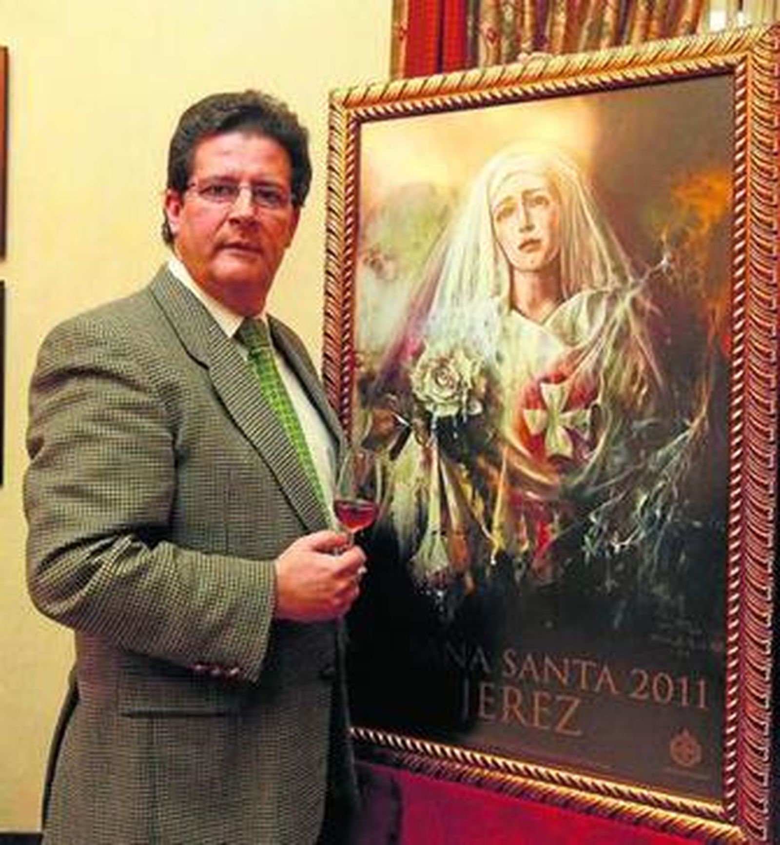 José Manuel Reyes posa ayer con su obra en el Ayuntamiento.