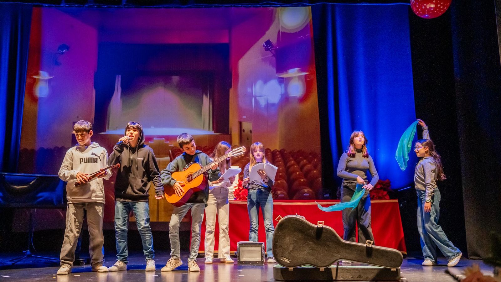 Algunos alumnos de la escuela participaron en el acto.