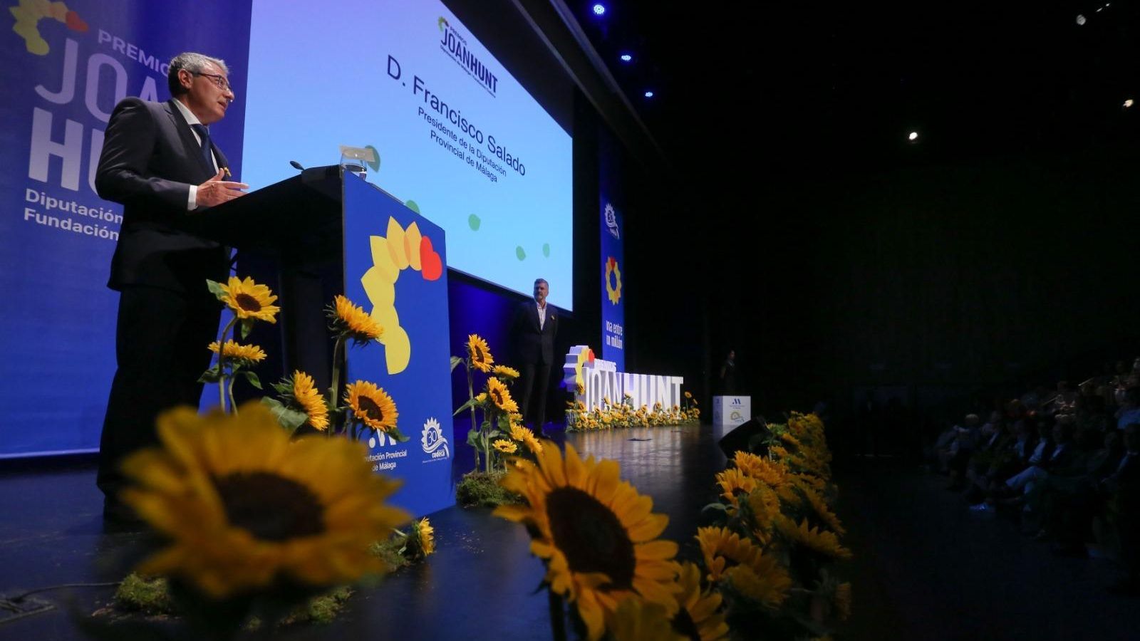 Francisco Salado, presidente de la Diputación, insiste en que “nadie como Joan Hunt ha representado mejor los valores que aportan a nuestra provincia sus residentes extranjeros”