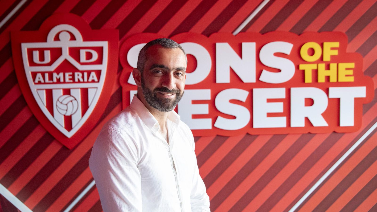 El CEO de la UDA, junto a la leyenda 'Sons of the desert' que hay en la bocana para saltar al terreno de juego