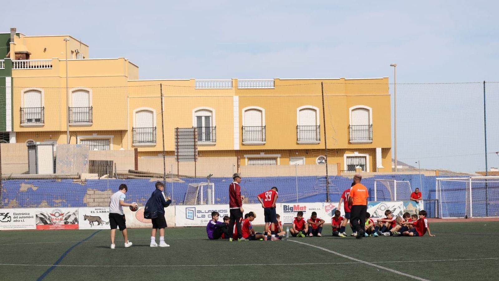 Los trabajadores del CF Adra no se sienten respaldados por la entidad