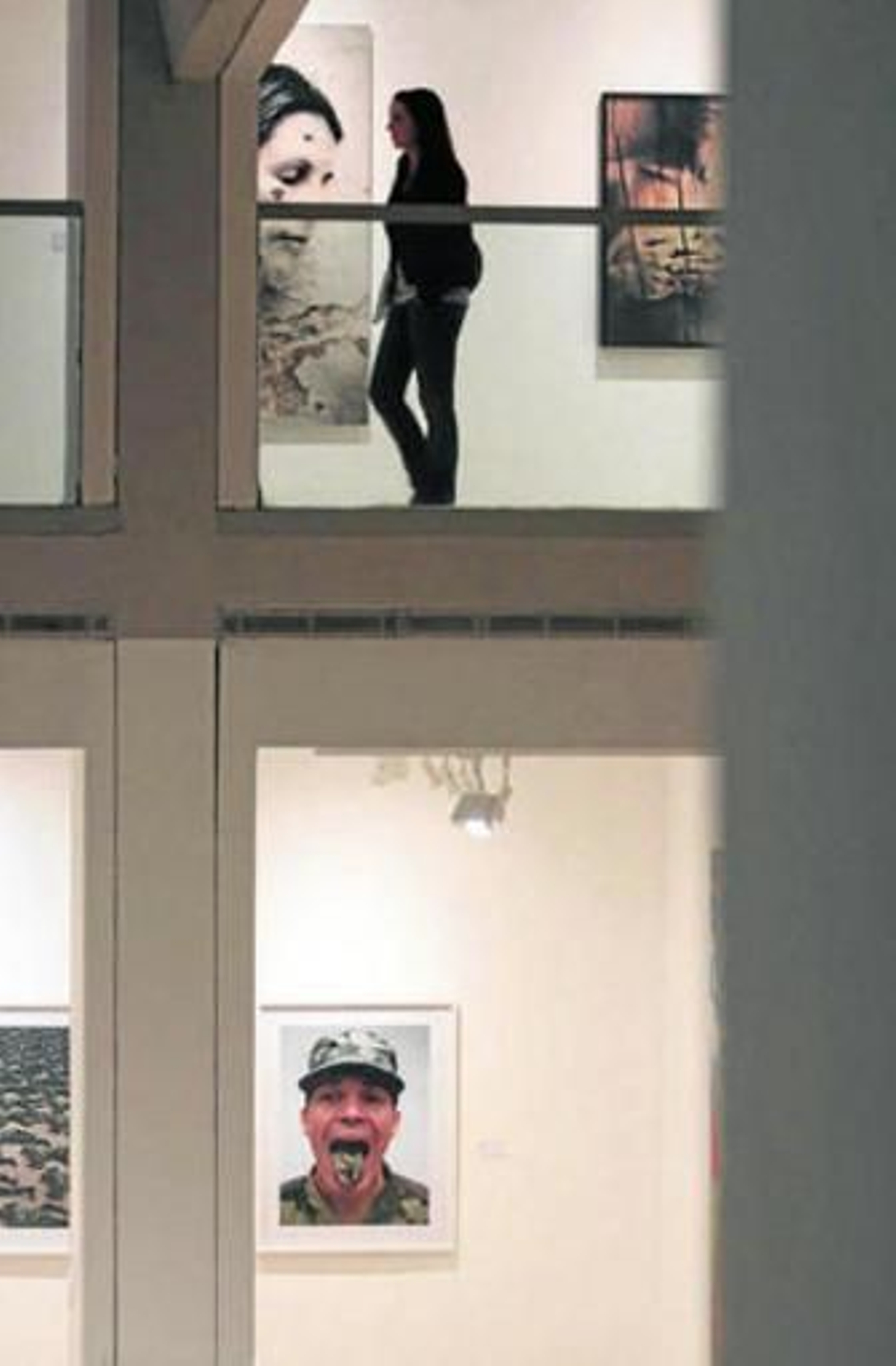 La muestra, el camuflaje en distintas facetas.