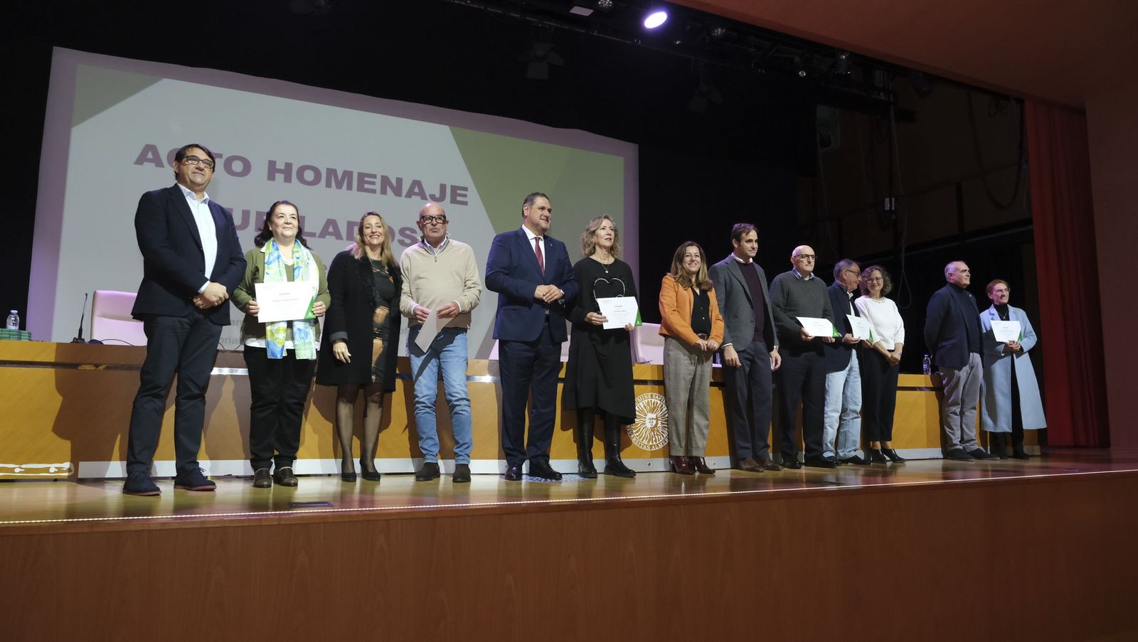 Los maestros docentes jubilados reciben su homenaje en la paraninfo de la UAL