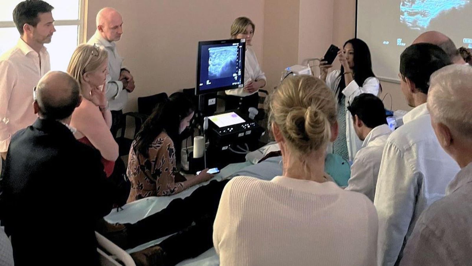 Los facultativos realizan una valoración de paciente con espasticidad.