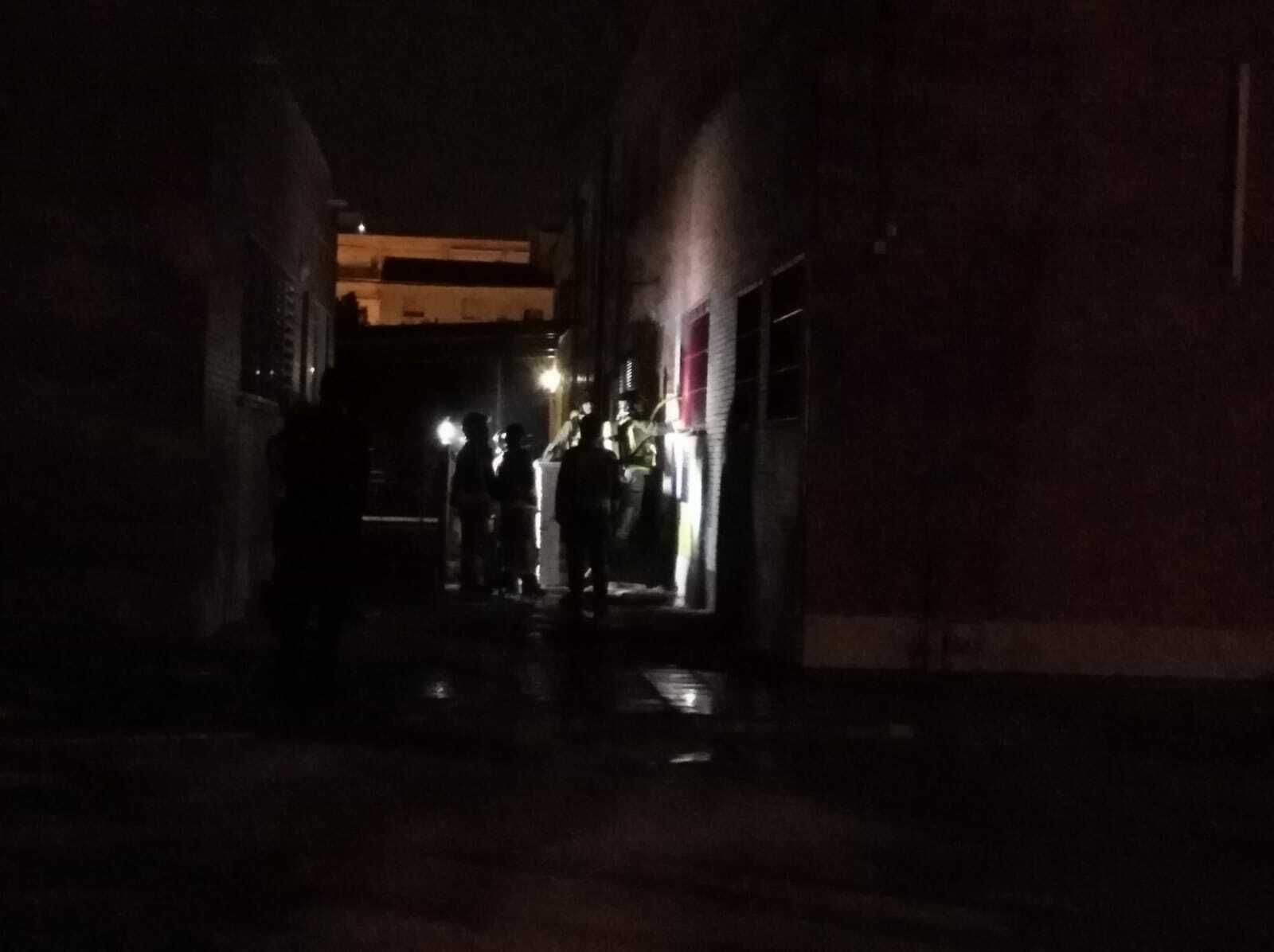 Bomberos trabajan en el interior del colegio.