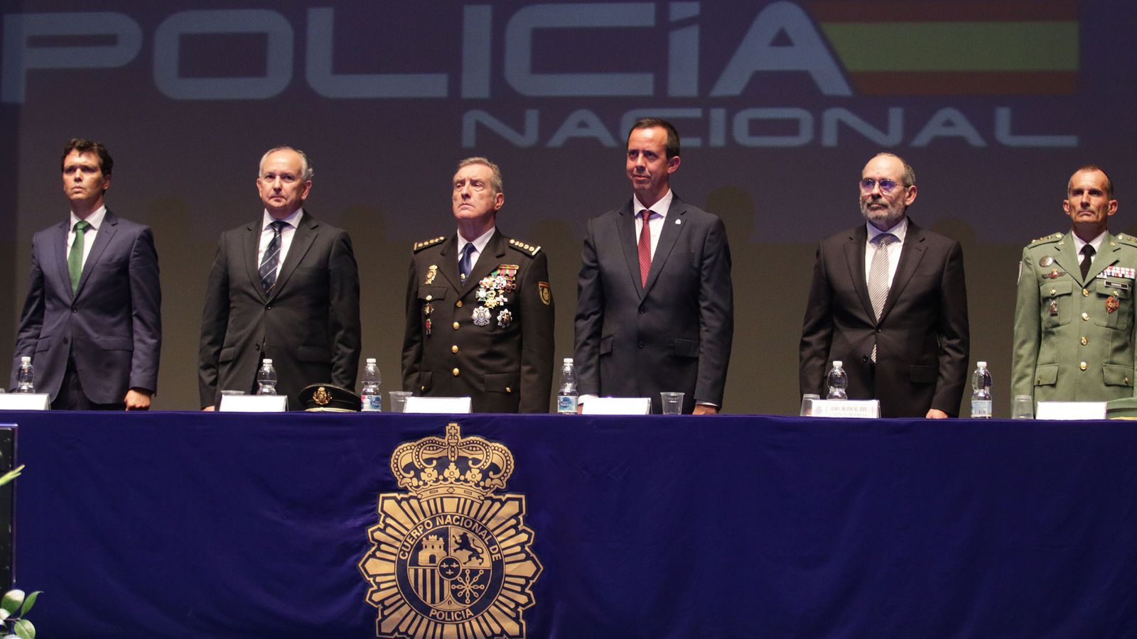 El  juez decano, David Villagrá; el presidente de la Audiencia Provincial, Luis Miguel Columna; el comisario provincial Gumersindo Vila; el subdelegado José María Martín; el fiscal jefe de la Audiencia, José María López Cervilla, y el coronel jefe del Tercio Juan de Austria III de la Legión, Enrique Gomáriz.