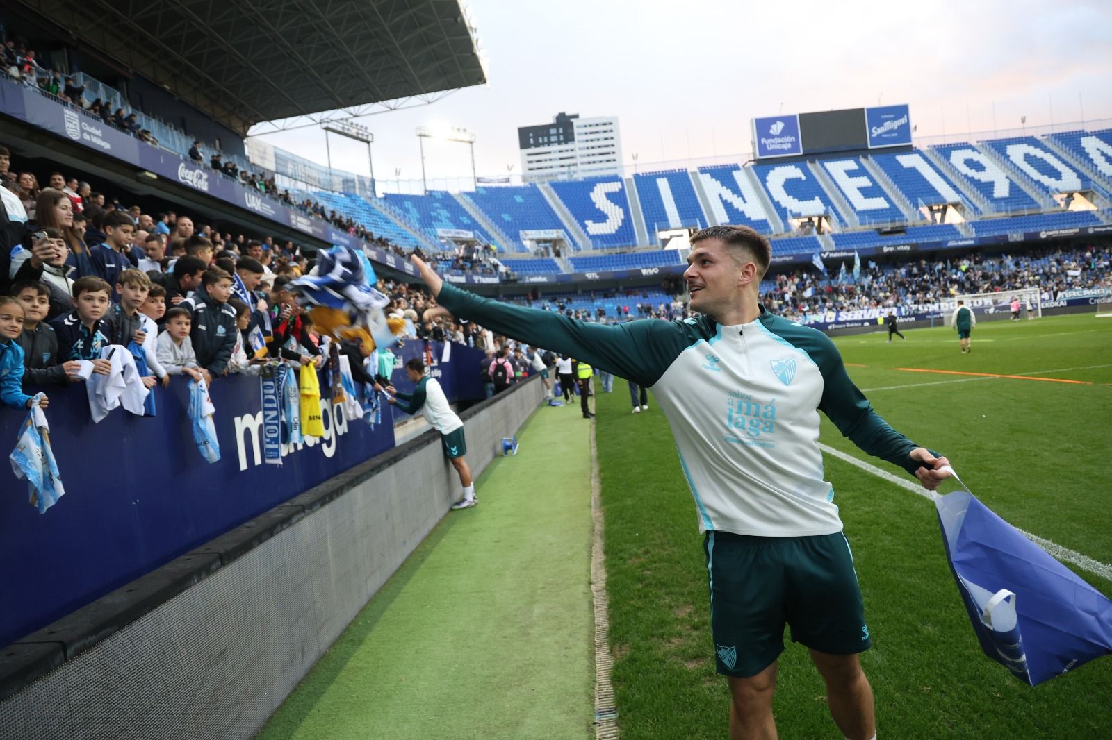 Búscate en las fotos del entrenamiento del Málaga CF en La Rosaleda