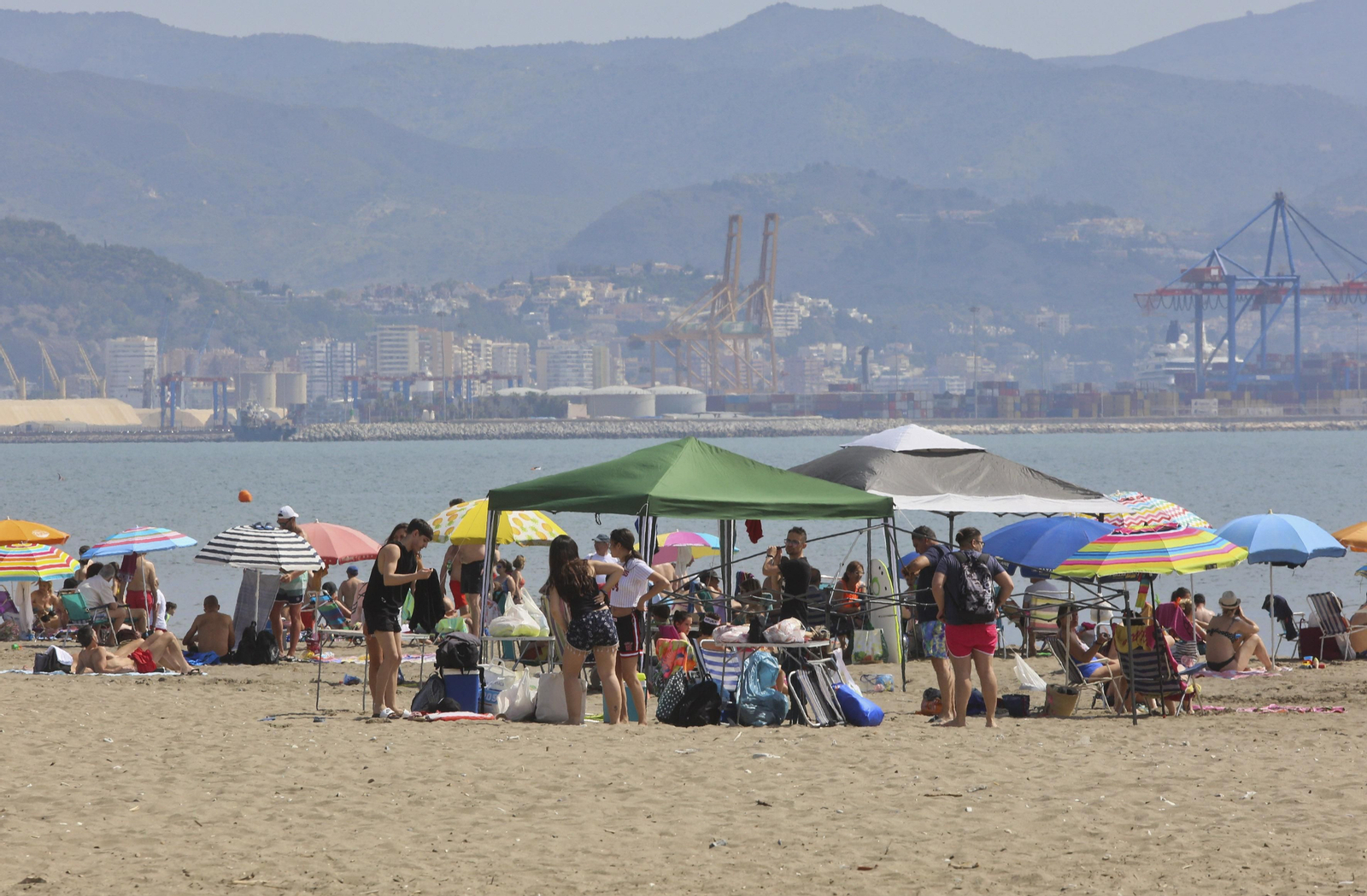 Un domingo de playa en Málaga, en fotos.
