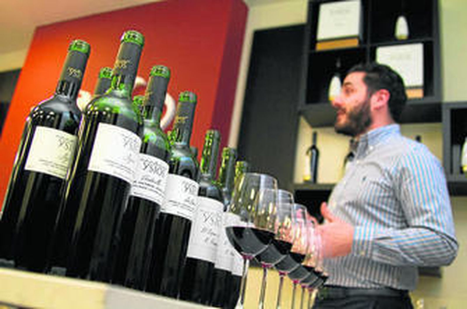 El enélogo Roberto Vicente fue el encargado de dirigir la sesión didáctica y de degustaciones vinícolas.