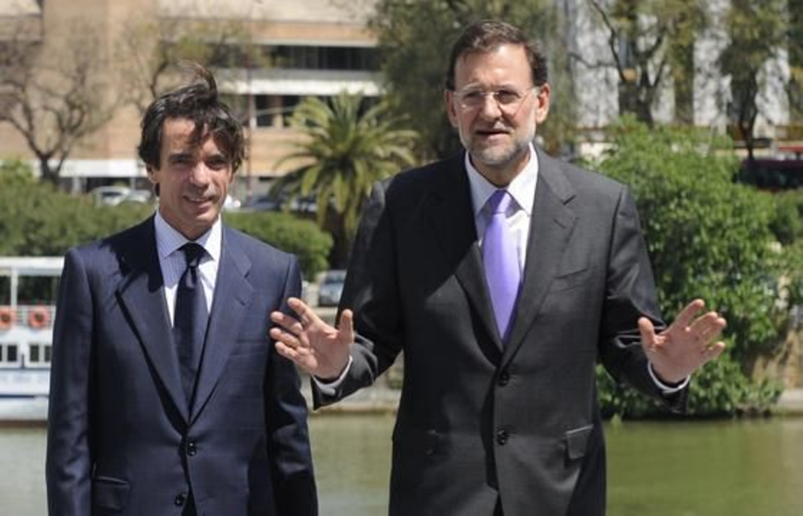Aznar se fotografía junto a Rajoy, que hace un gesto a los periodistas. 

Foto: Cristina Quicler (AFP Photo)