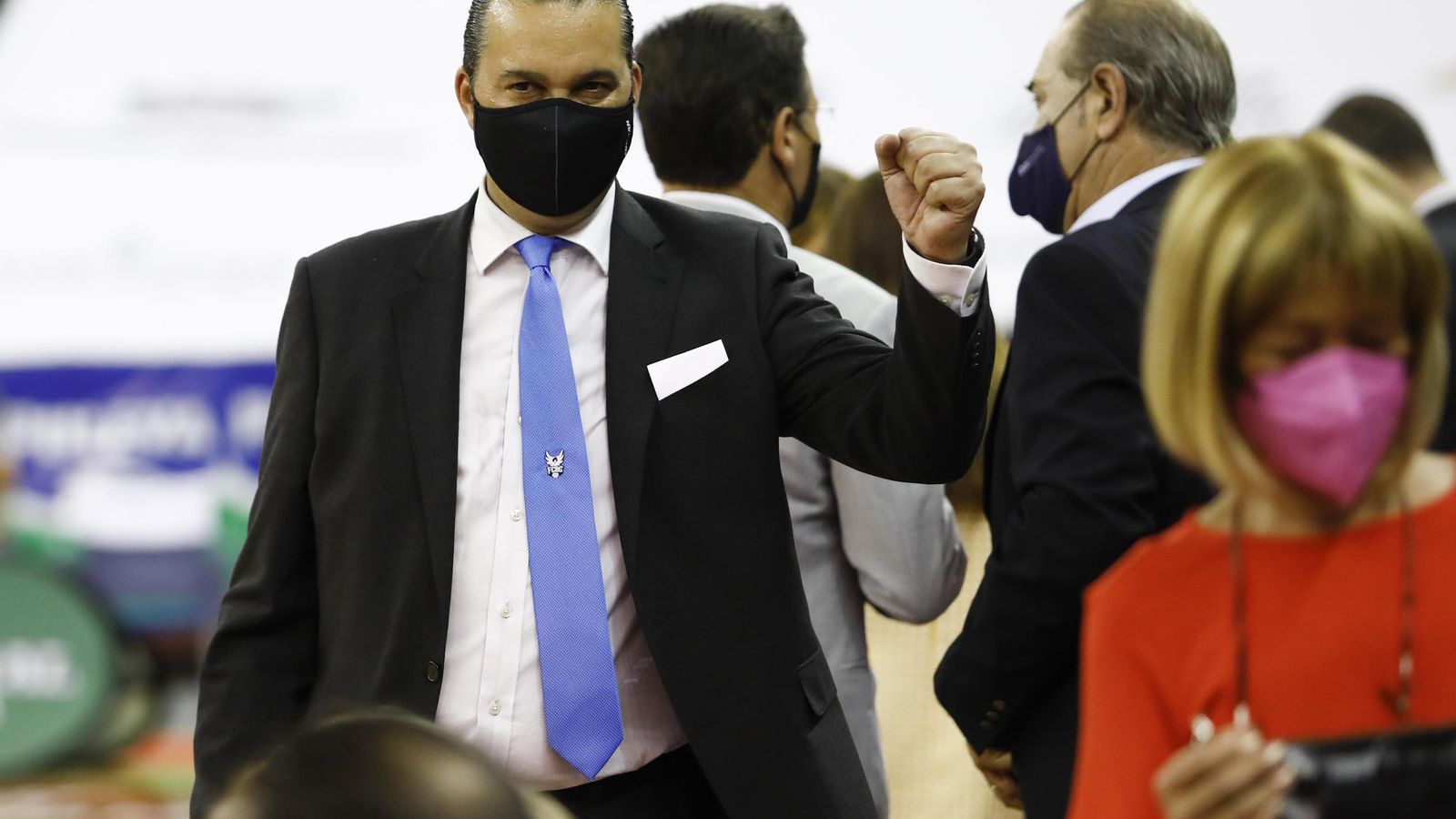 El presidente del Fundación CB Granada celebra el triunfo de su equipo en el primer duelo ante Breogán.