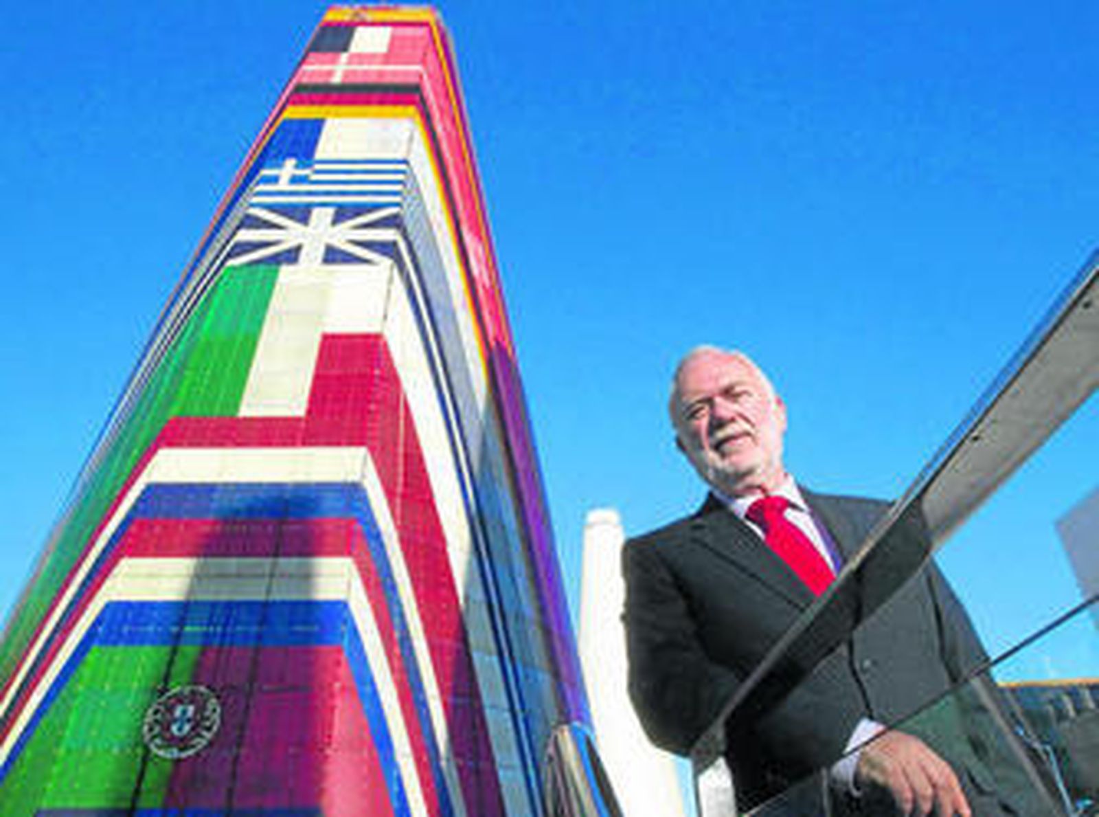 Pérez Saldaña, en una imagen de archivo, junto al que fuera pabellón de la Unión Europea en la Expo.