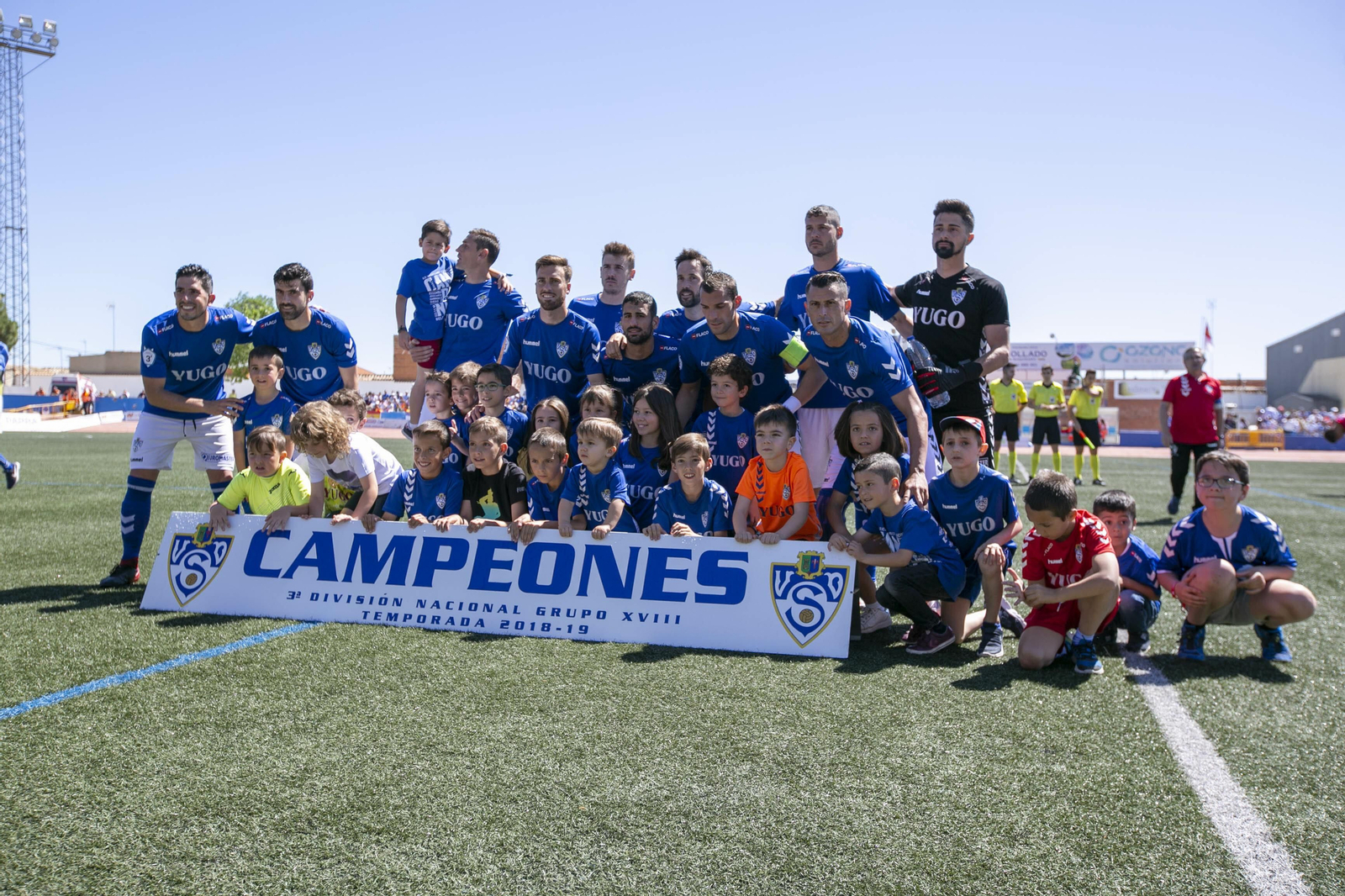 El Socuéllamos posa con un cartel de campeón.