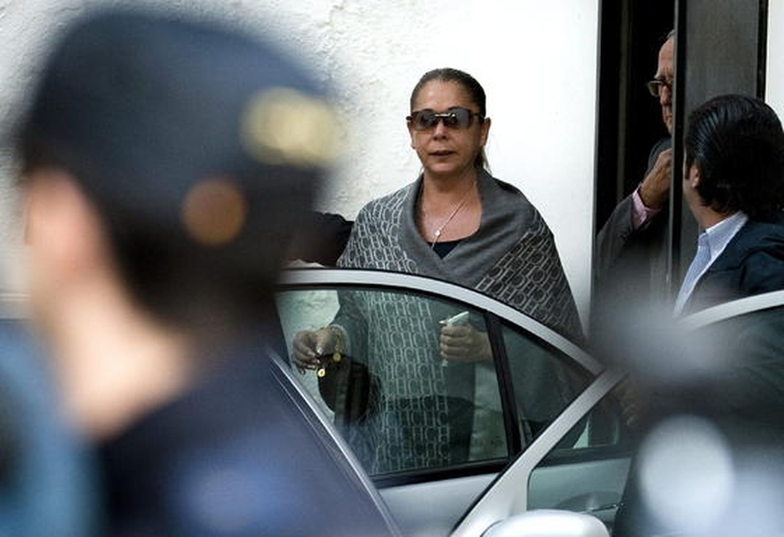 Isabel Pantoja levanta un revuelo mediático a su llegada a los juzgados de Marbella. / EFE