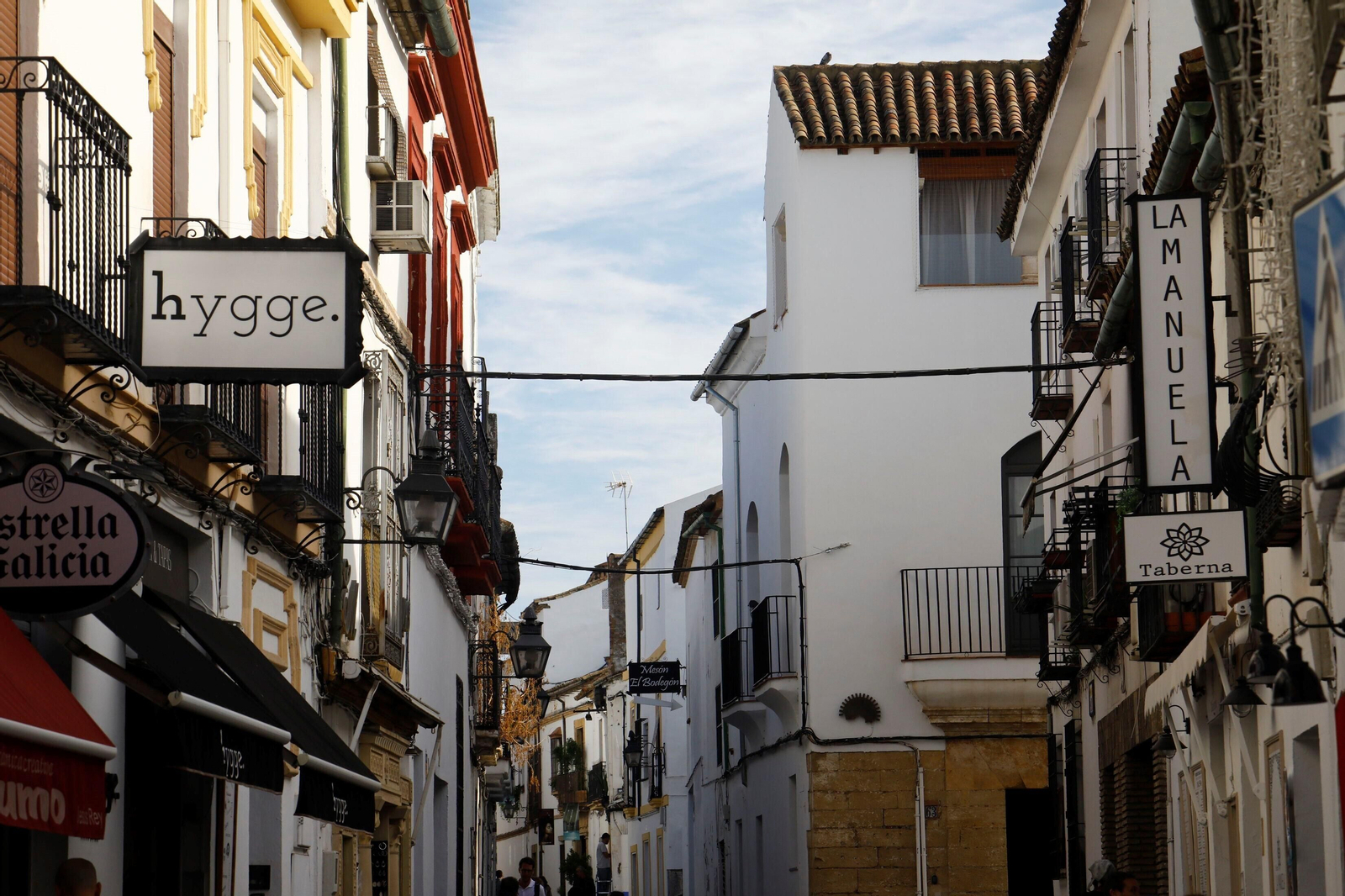 El cableado aéreo campa a sus anchas en el Casco Histórico de Córdoba, en imágenes