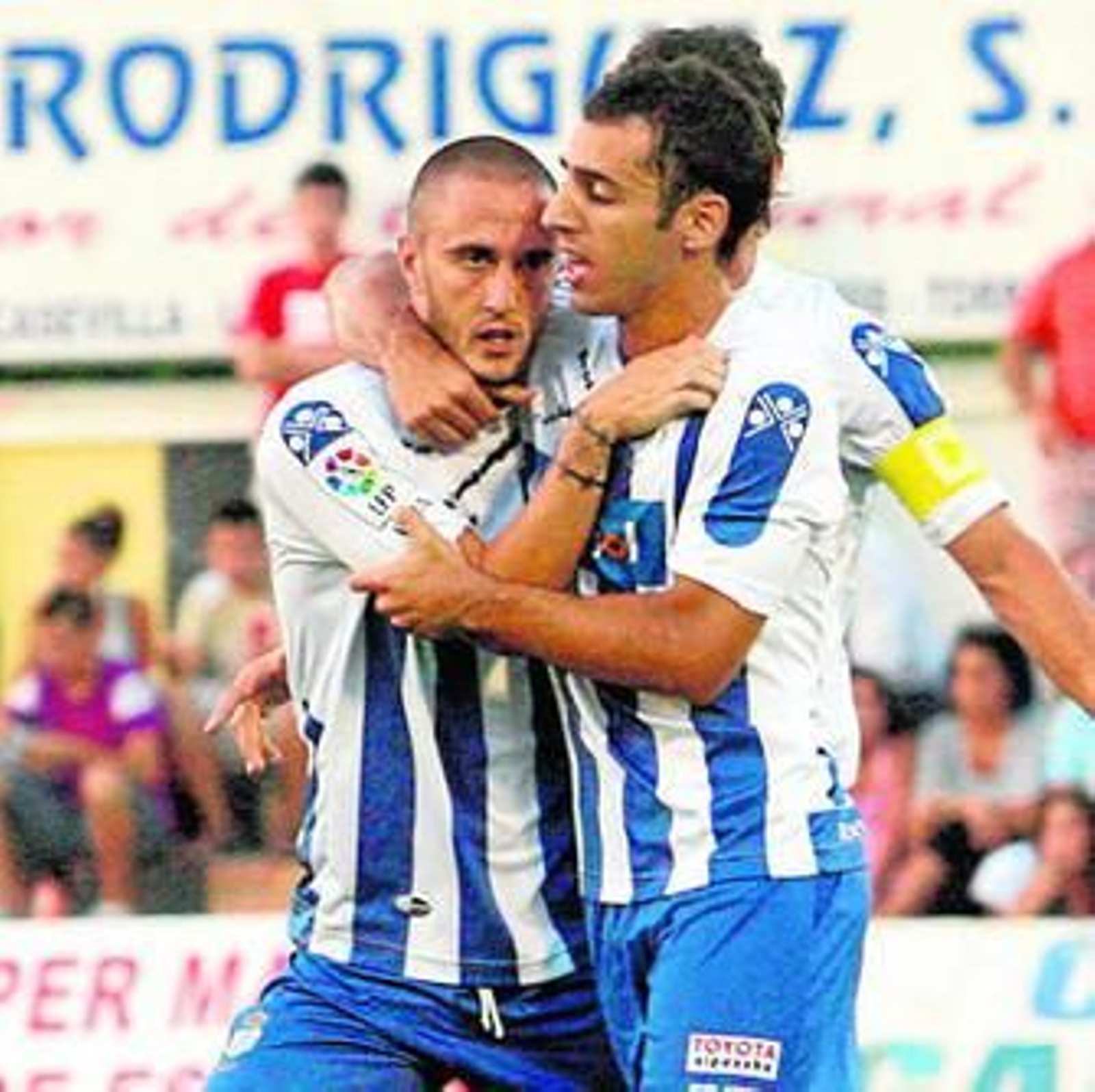 Dani es felicitado por Emilio Sánchez tras lograr el único tanto recreativista en el último partido disputado con el San Roque de Lepe.