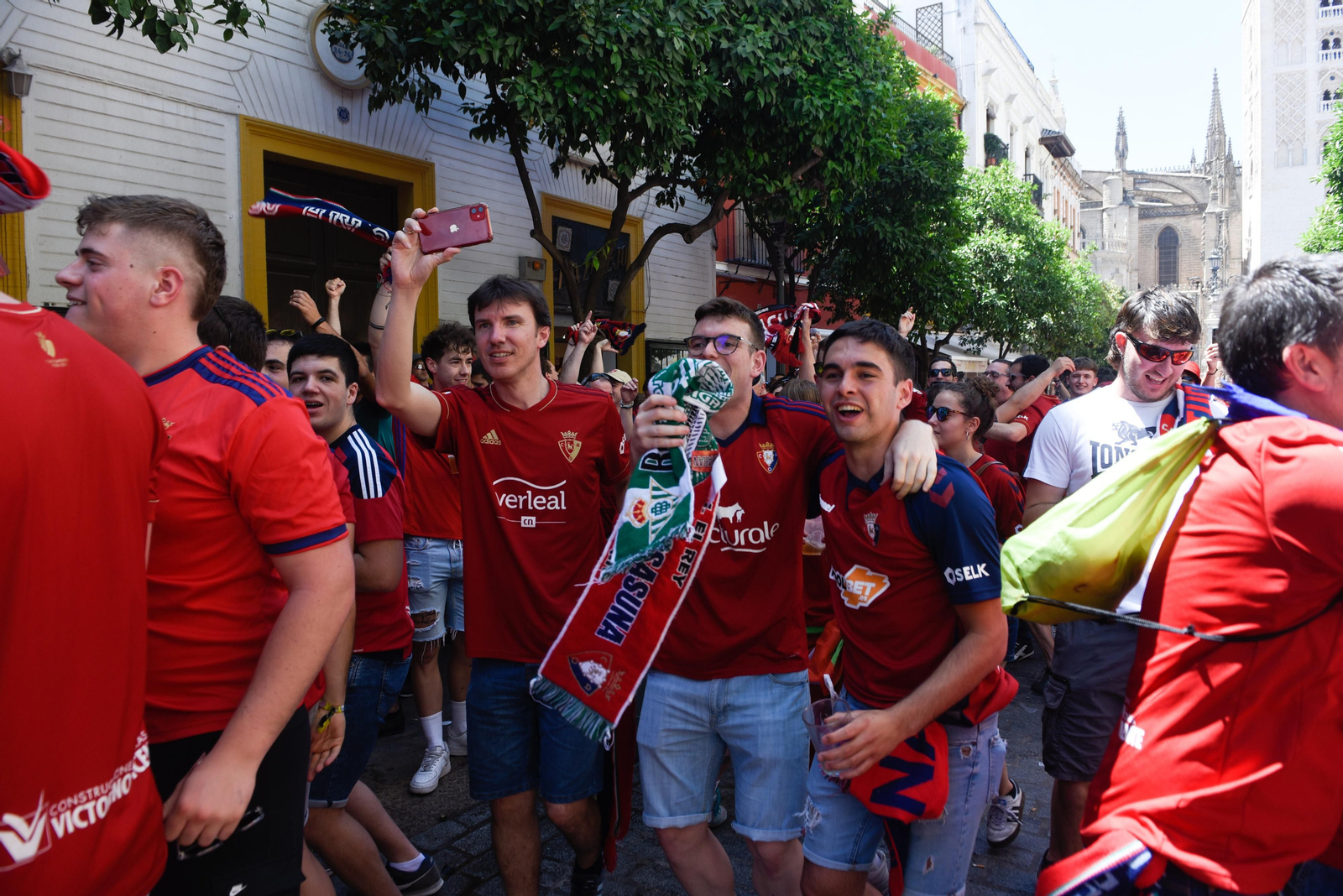 Búscate en la galería gráfica de las aficiones de Osasuna y Real Madrid en Sevilla