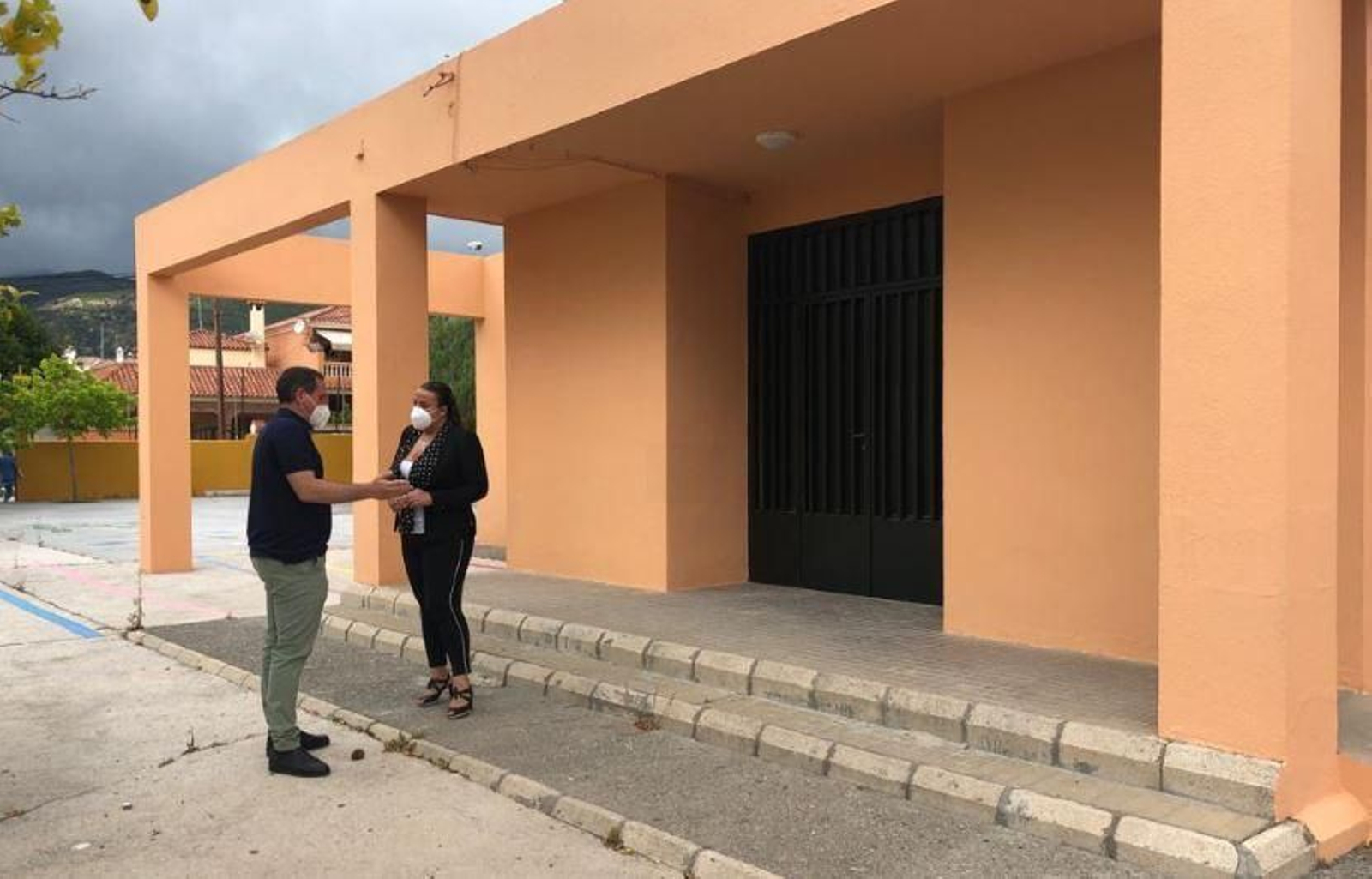 La teniente de alcalde, en su visita a Los Arcos de El Cobre.