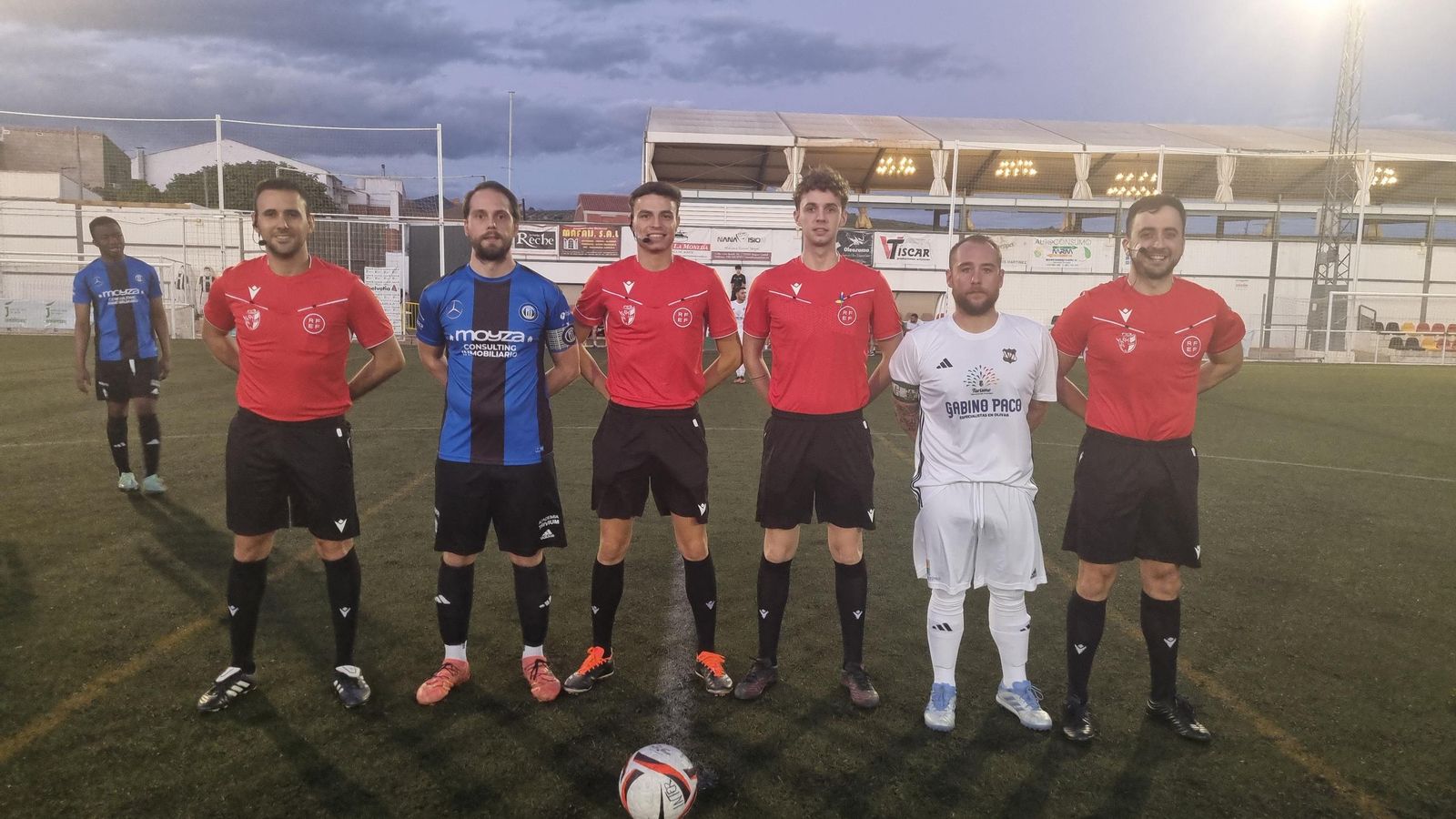 Rubio y Peris, los dos capitanes junto al equipo arbitral.