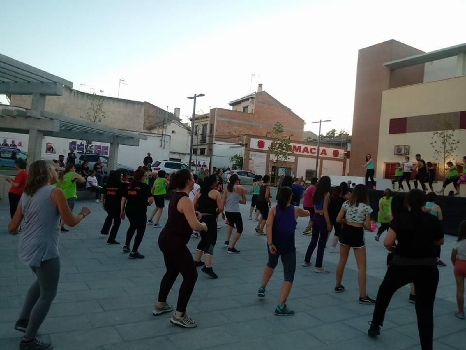 Otura regalará clases de zumba gratis a cambio de juguetes para los niños necesitados
