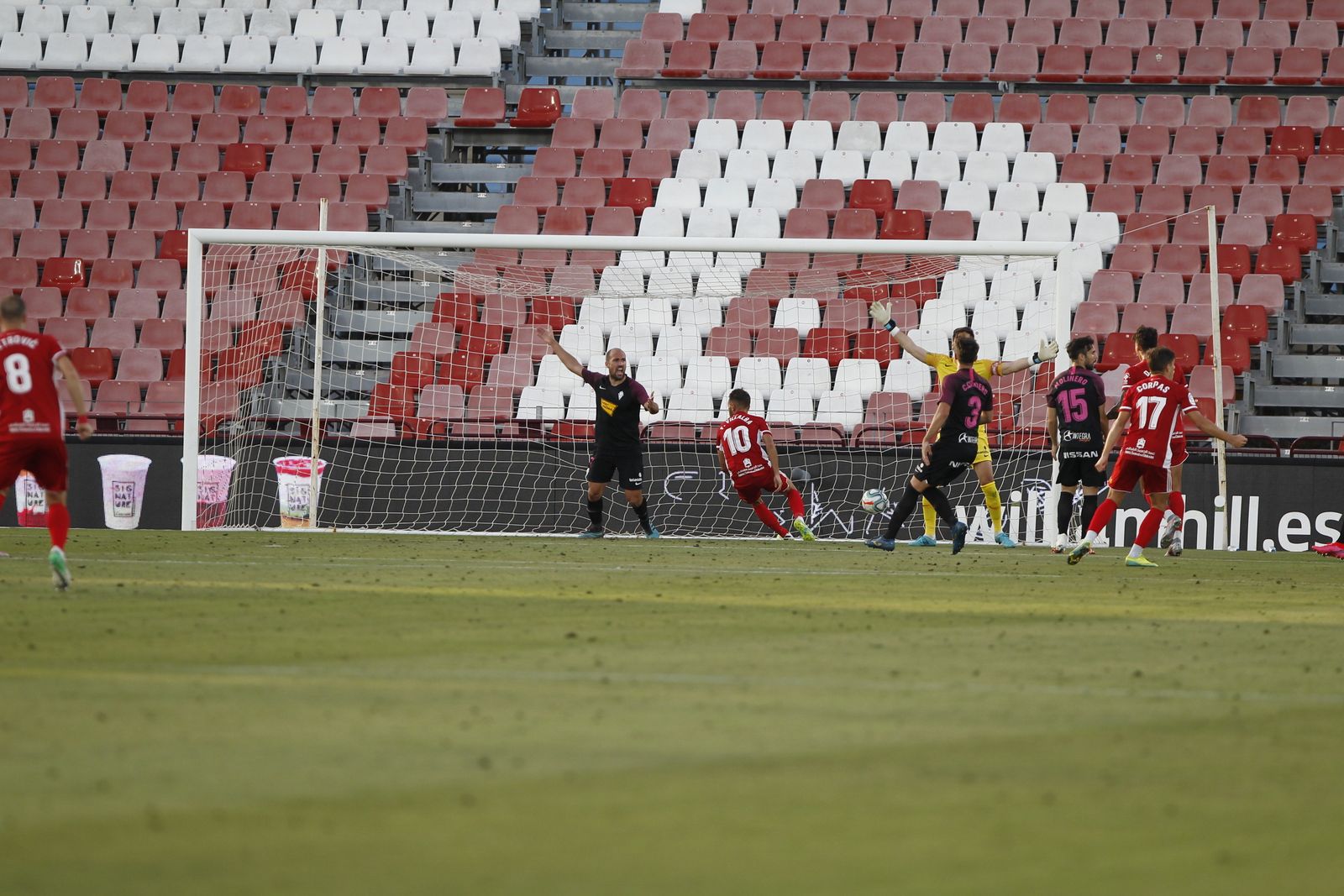 Gol de Villalba, a la postre anulado por López Toca a instancias del VAR