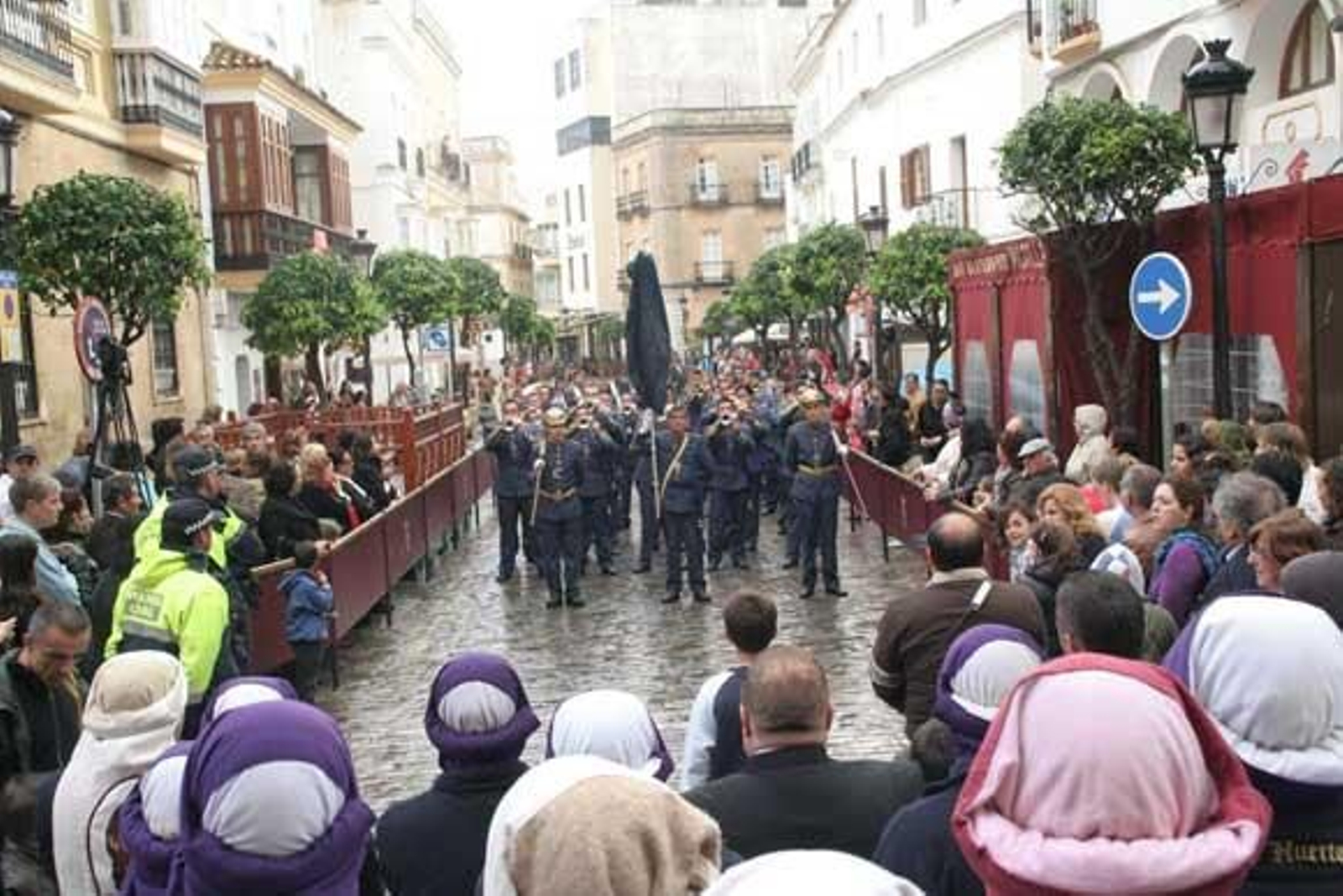 La lluvia retrasó una hora el desfile que acorta su recorrido por el mal tiempo

Foto: J.M.Q./Shus Teran/Erasmo Fenoy/Paco Guerrero