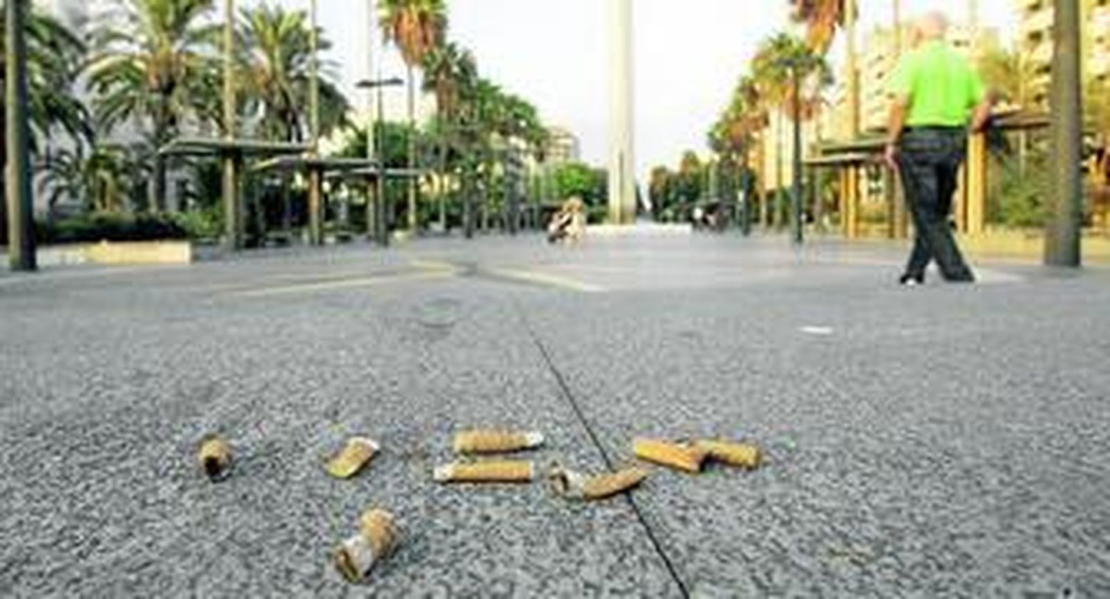 Las colillas se acumulan por todas las calles de la capital invadiendo los espacios públicos.